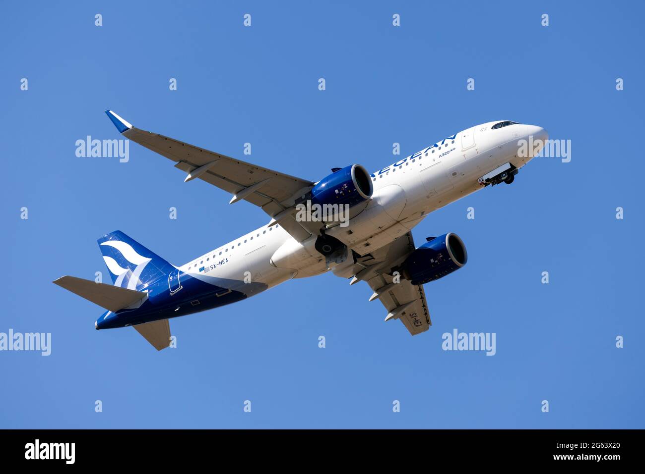 Aegean Airlines Airbus A320-271 (REG: SX-NEA) on its way back to Greece. Stock Photo
