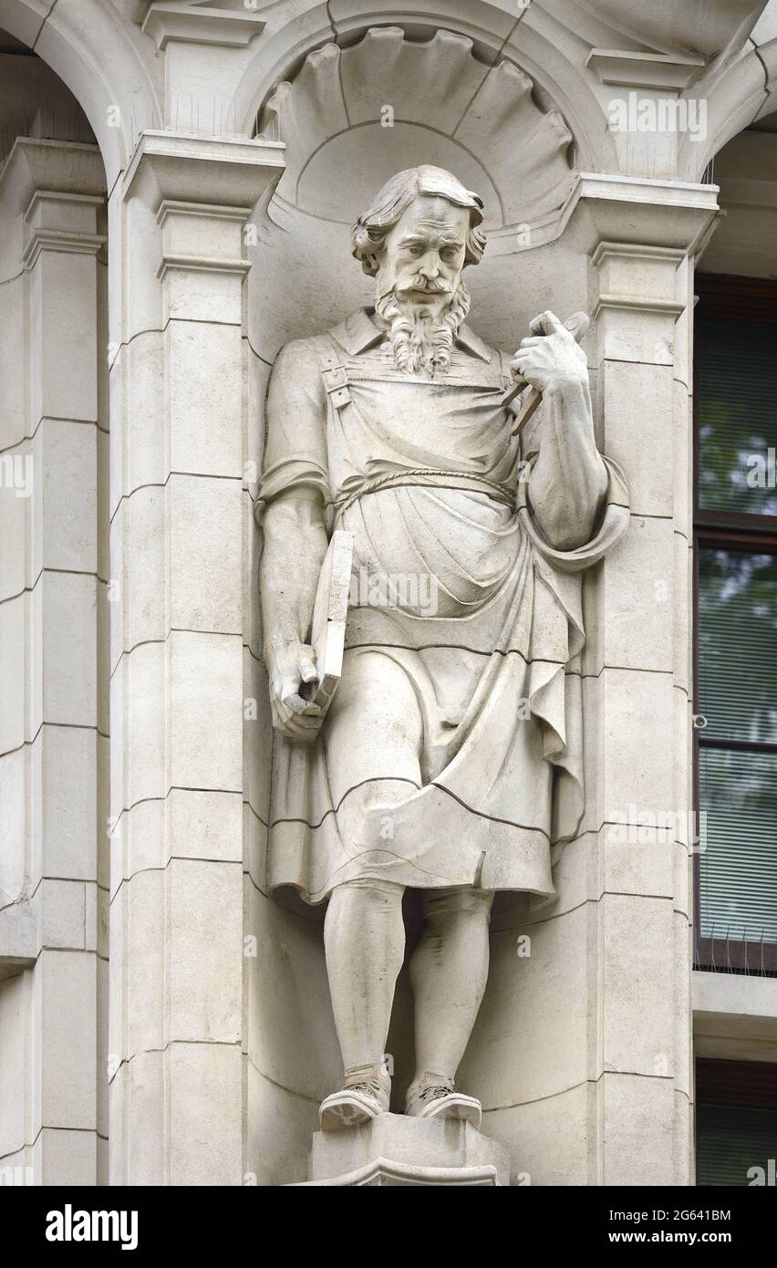 London, England, UK. Statue of Thomas Chippendale (furniture maker) by Albert Hodge, on the Exhibition Road facade of the Victoria and Albert Museum, Stock Photo