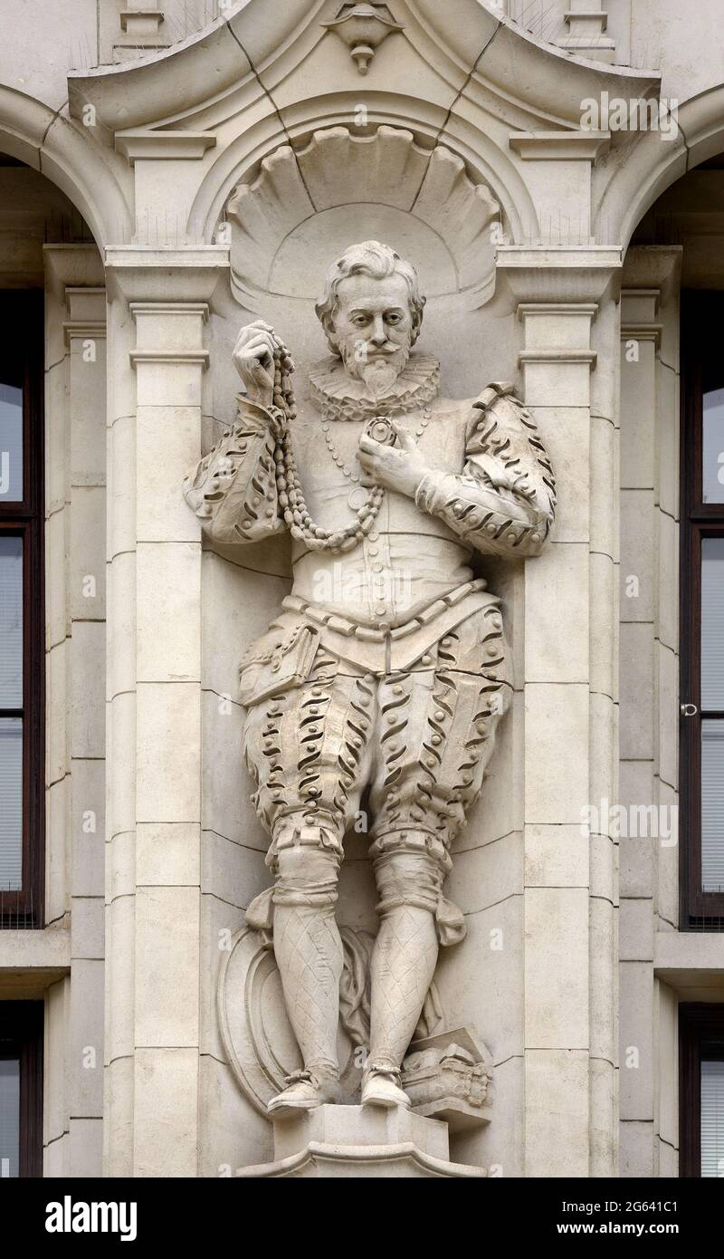 London, England, UK. Statue of George Heriot (goldsmith) by P. R. Montford, on the Exhibition Road facade of the Victoria and Albert Museum, Kensingto Stock Photo