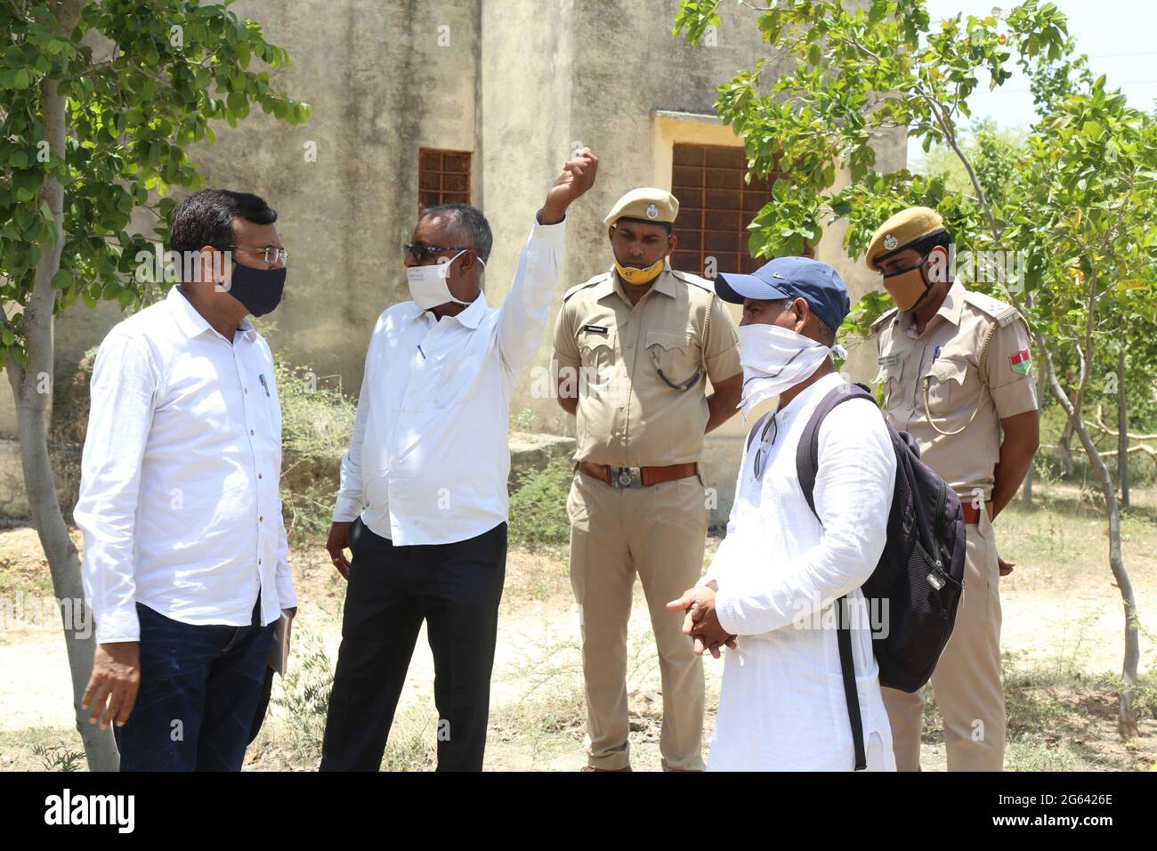 Beawar, India. 01st July, 2021. Beawar, Rajasthan, India, July 1, 2021: Ofiicials and employees of forest department stands during postmortem of a dead panther at forest office in Beawar. Dead body of adult female panther found at entrance of a cave on mountain in a village near Beawar. After postmortem, Doctor told that panther was five to six years old. She was died four to five days ago. Her stomach was empty, so she died due to hunger and thirst. Dead panther was cremated according to Hindu rituals. Credit: Sumit Saraswat/Ģ����ý Live News Stock Photo