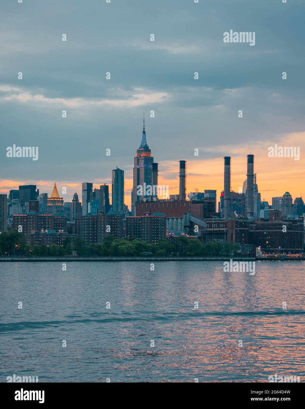 View Of The Manhattan Skyline At Sunset From Domino Park Williamsburg 
