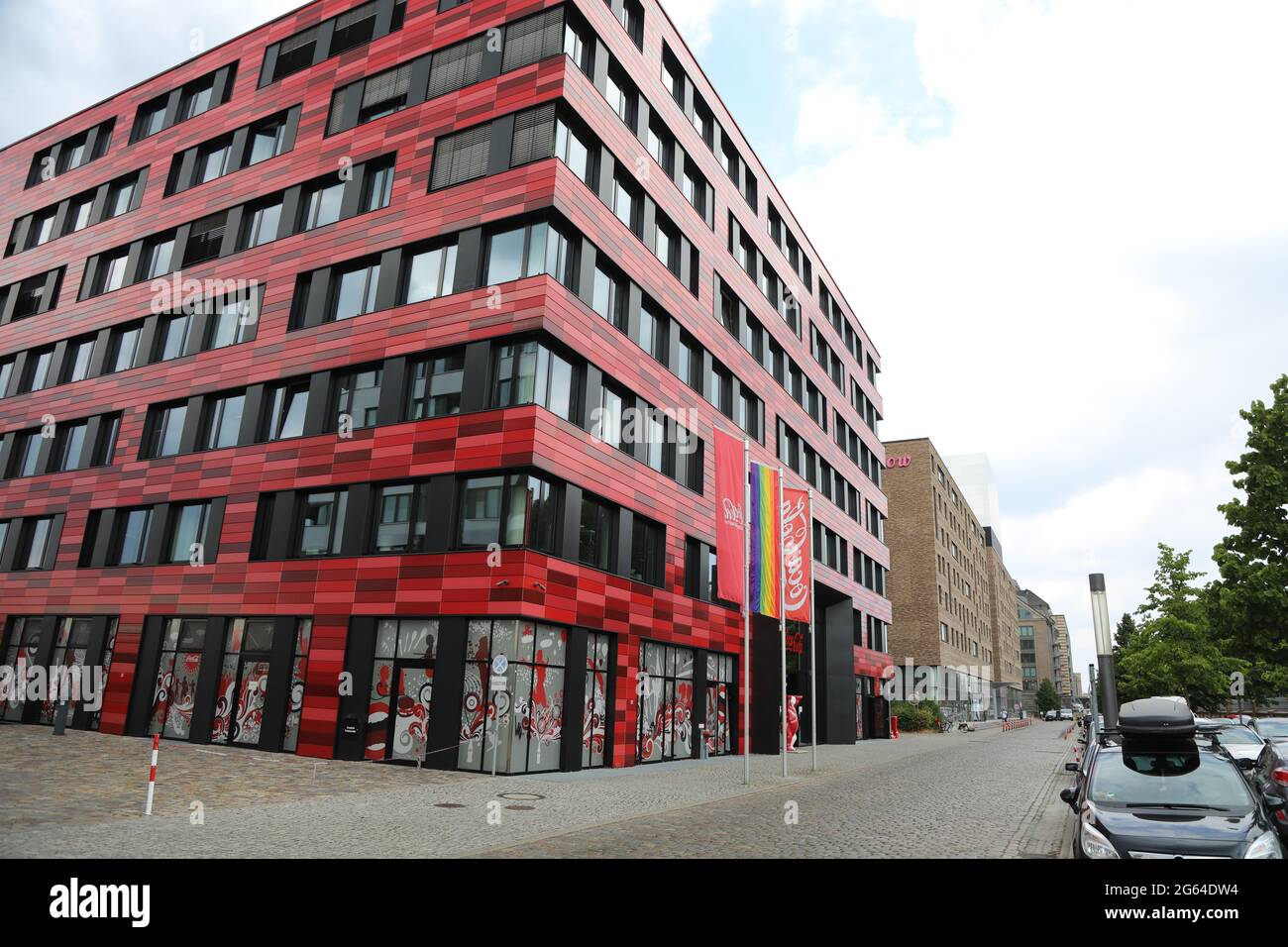 Coca Cola Deutschlandzentrale Berlin, Stralauer Allee, mit Regenbogenfahne Stock Photo