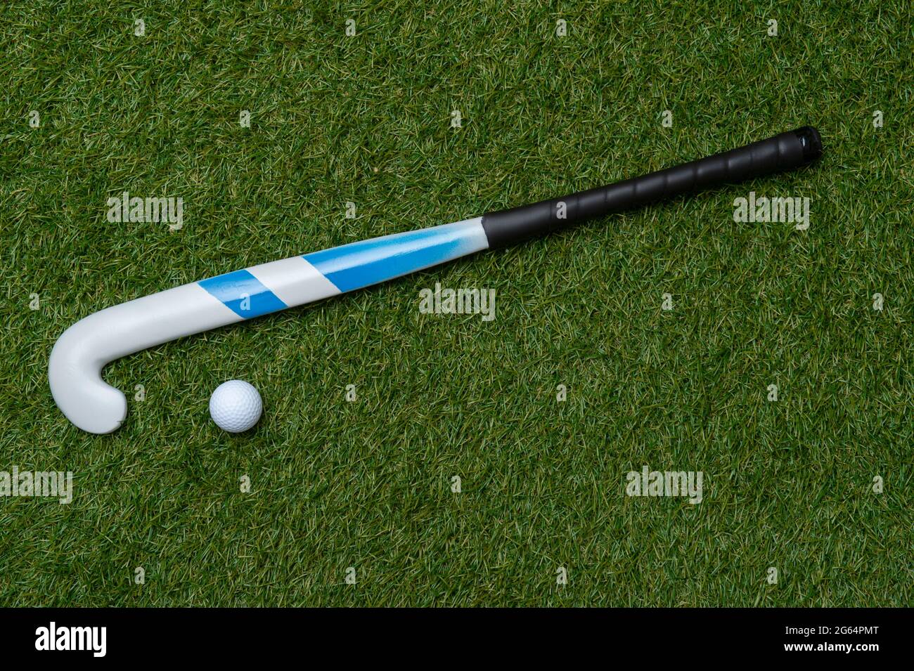 Seminarie uitvoeren engel Field hockey stick and ball on the green field. Professional sport concept  Stock Photo - Alamy