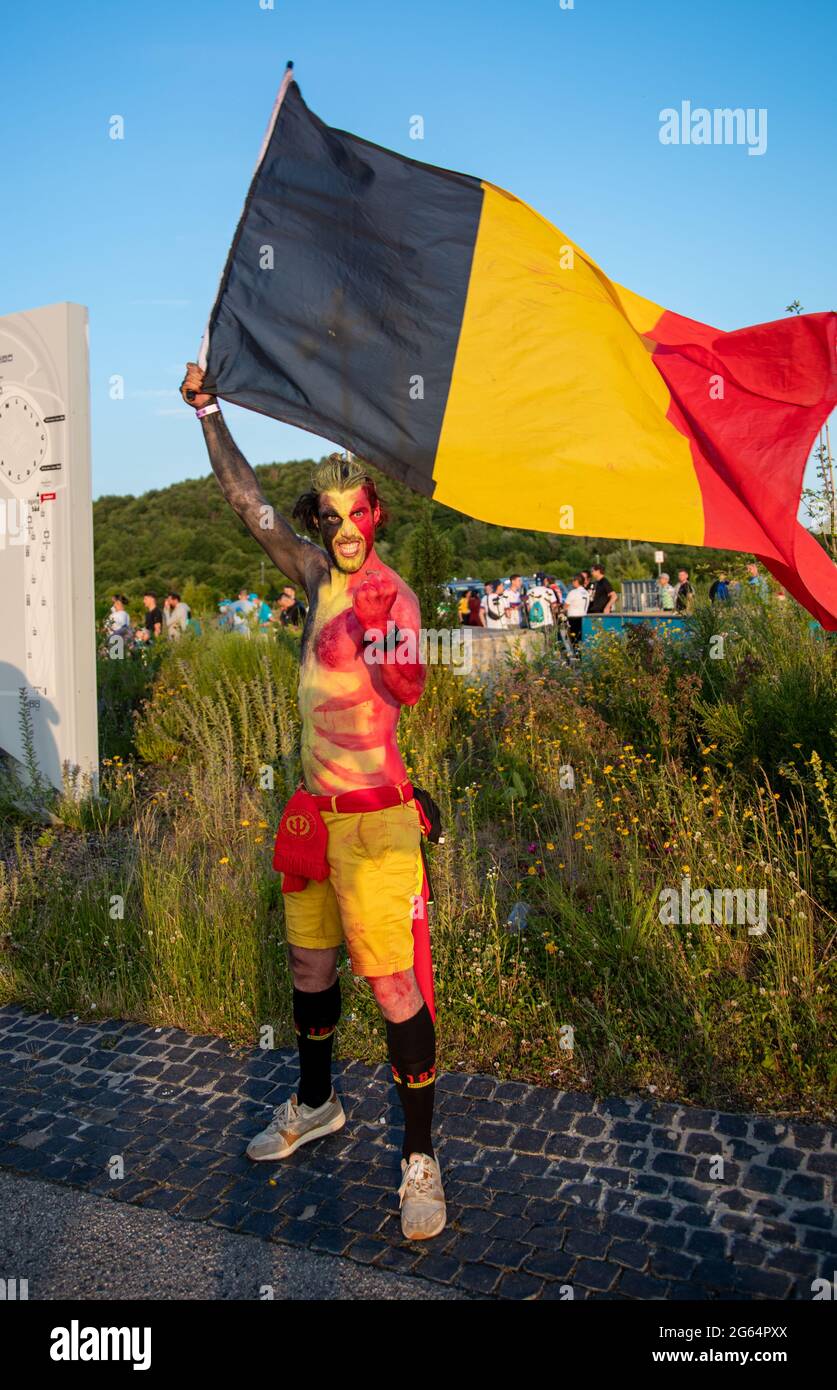 Zum Euro 2020 Spiel Italien gegen Belgien reisen die Fans der beiden Mannschaften am 2. Juli 2021 zur Allianz Arena in München an. Der Sieger wird sich für das Halbfinale qualifizieren. * Fans before the Euro 2020 match between Italy and Belgium in the Allianz Alrena in Munich, Germany on July 2, 2021. (Photo by Alexander Pohl/Sipa USA) Stock Photo