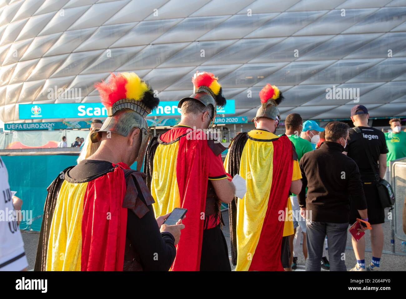 Zum Euro 2020 Spiel Italien gegen Belgien reisen die Fans der beiden Mannschaften am 2. Juli 2021 zur Allianz Arena in München an. Der Sieger wird sich für das Halbfinale qualifizieren. * Fans before the Euro 2020 match between Italy and Belgium in the Allianz Alrena in Munich, Germany on July 2, 2021. (Photo by Alexander Pohl/Sipa USA) Stock Photo