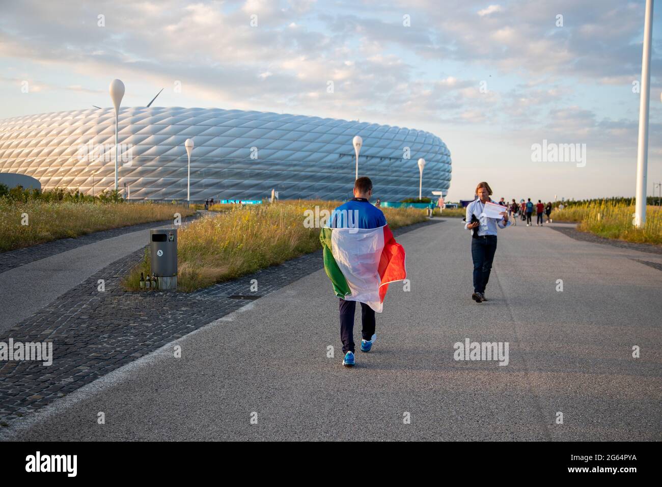 Zum Euro 2020 Spiel Italien gegen Belgien reisen die Fans der beiden Mannschaften am 2. Juli 2021 zur Allianz Arena in München an. Der Sieger wird sich für das Halbfinale qualifizieren. * Fans before the Euro 2020 match between Italy and Belgium in the Allianz Alrena in Munich, Germany on July 2, 2021. (Photo by Alexander Pohl/Sipa USA) Credit: Sipa USA/Alamy Live News Stock Photo