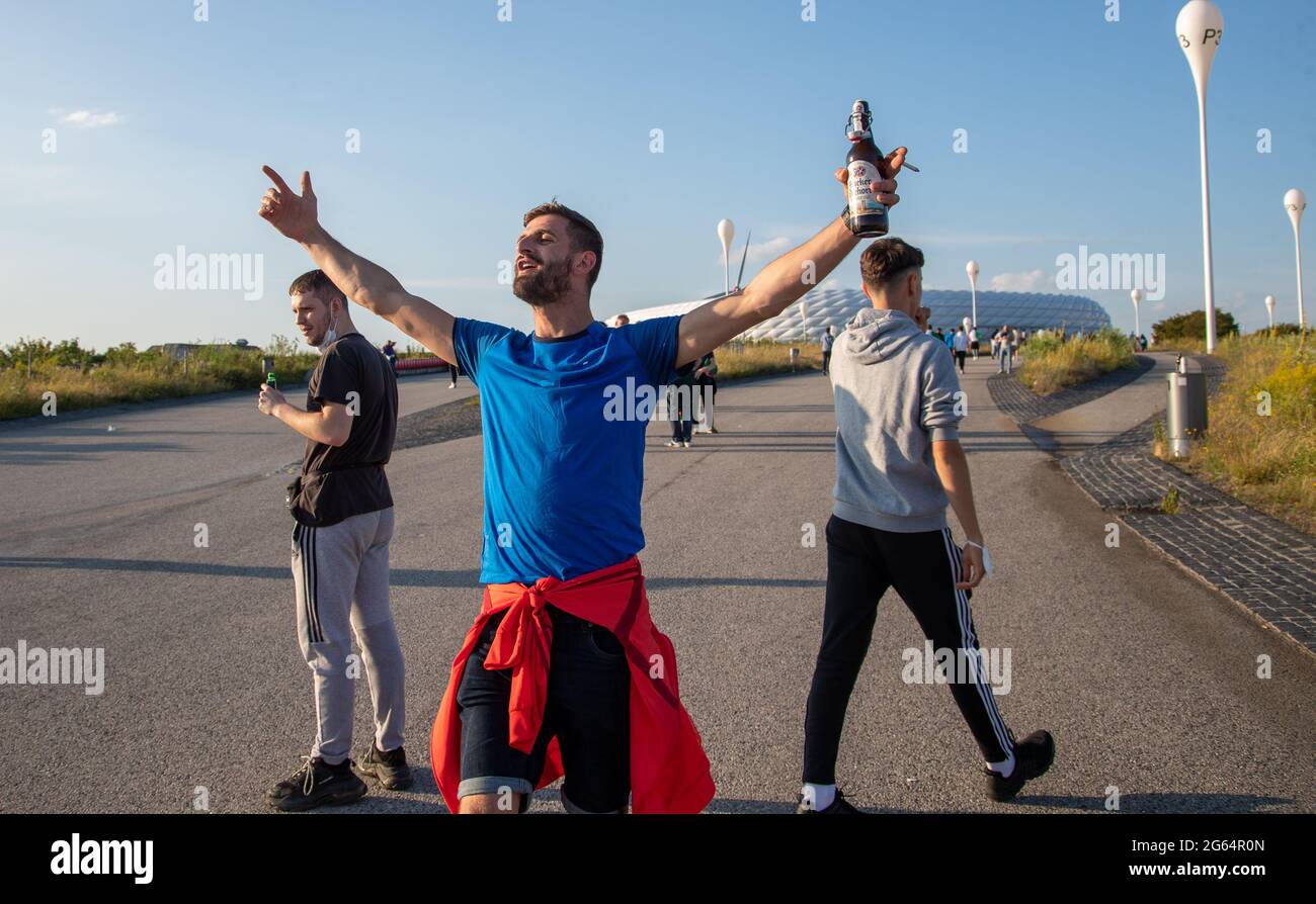 Zum Euro 2020 Spiel Italien gegen Belgien reisen die Fans der beiden Mannschaften am 2. Juli 2021 zur Allianz Arena in München an. Der Sieger wird sich für das Halbfinale qualifizieren. * Fans before the Euro 2020 match between Italy and Belgium in the Allianz Alrena in Munich, Germany on July 2, 2021. (Photo by Alexander Pohl/Sipa USA) Stock Photo