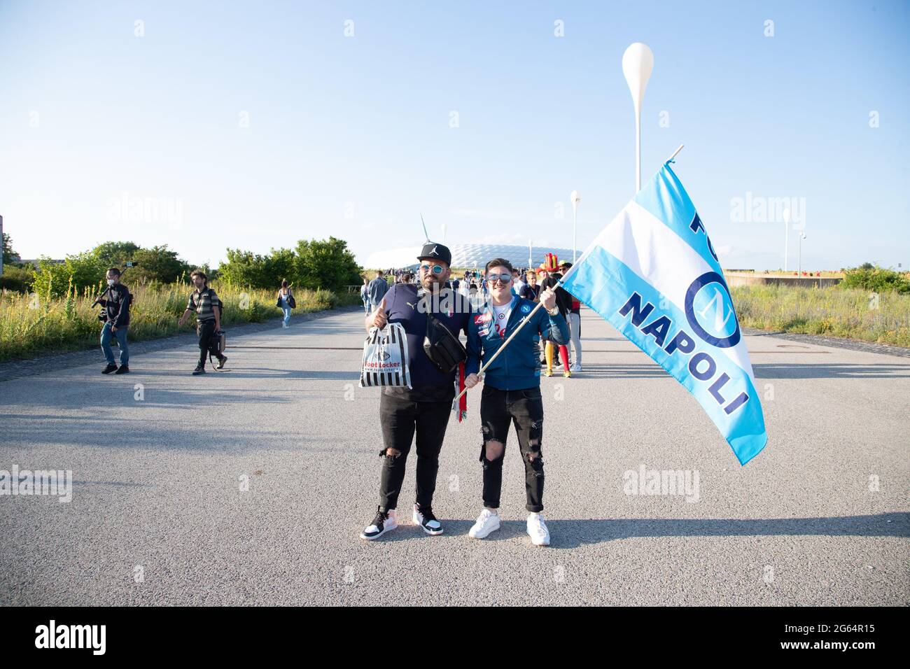 Napoli und Italien Fans. Zum Euro 2020 Spiel Italien gegen Belgien reisen die Fans der beiden Mannschaften am 2. Juli 2021 zur Allianz Arena in München an. Der Sieger wird sich für das Halbfinale qualifizieren. * Napoli fans. Fans before the Euro 2020 match between Italy and Belgium in the Allianz Alrena in Munich, Germany on July 2, 2021. (Photo by Alexander Pohl/Sipa USA) Credit: Sipa USA/Alamy Live News Stock Photo