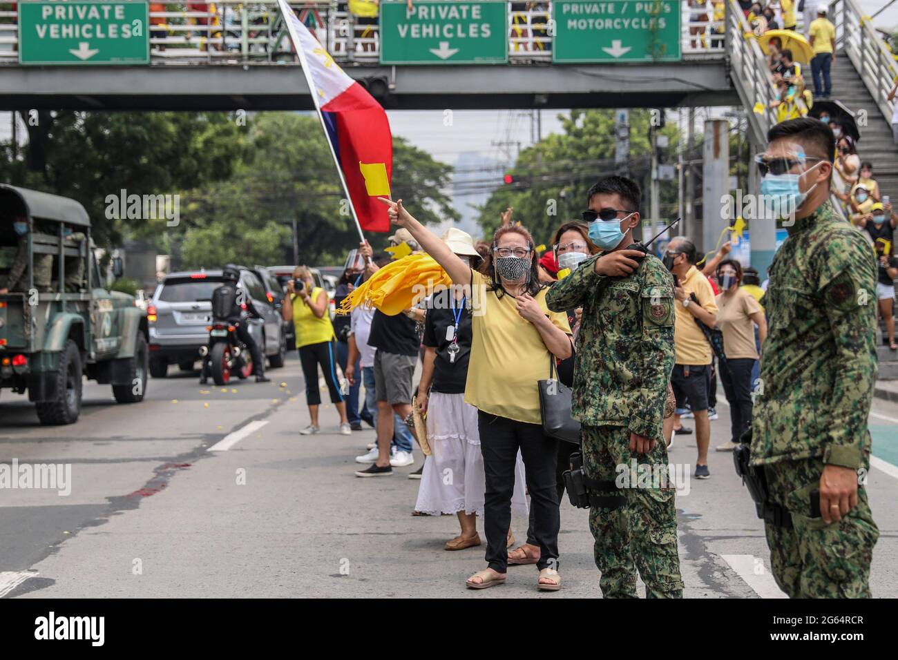 Supporters gather beside the motorcade of former Philippine President Benigno Aquino III before his burial in Quezon City, Philippines. Stock Photo