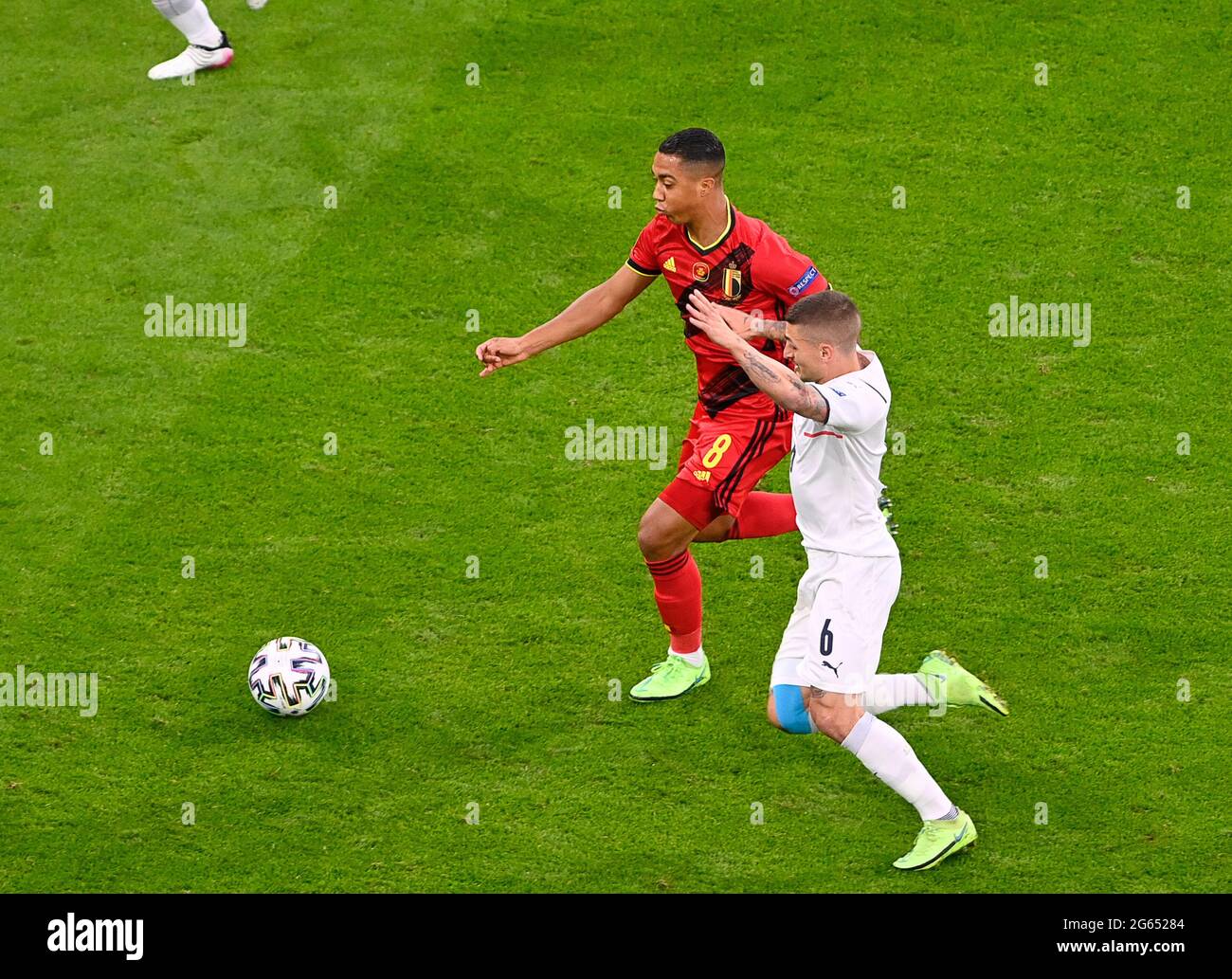 Munchen Germany 02nd July 21 Belgian Midfielder Youri Tielemans 8 Pictured Fighting For The Ball With Italian Midfielder Marco Verratti 6 During A Soccer Game During The Quarter Final Euro European