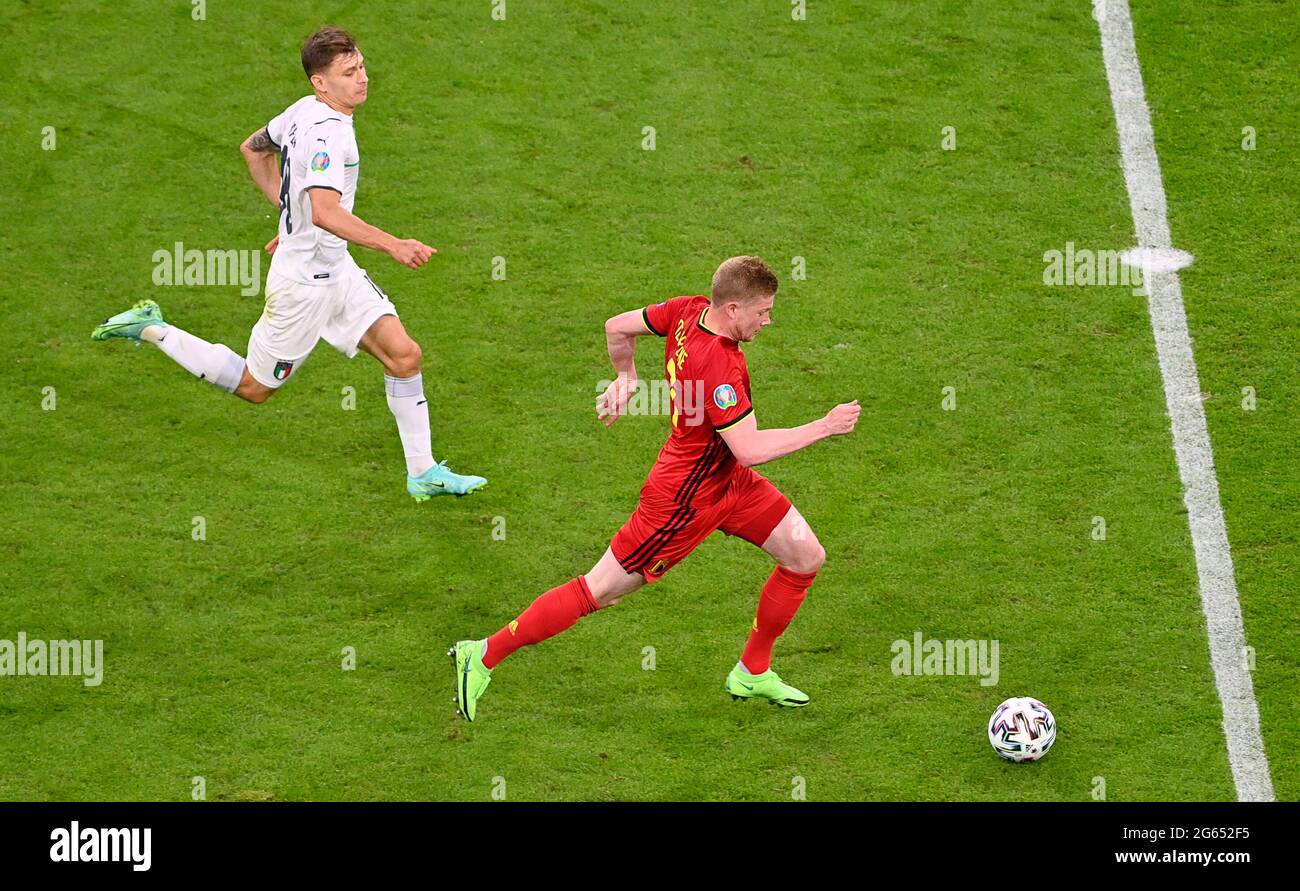 Munchen, Germany. 02nd July, 2021. Belgian midfielder Kevin De Bruyne (7) pictured running away from Italian midfielder Nicolo Barella (18) during a soccer game during the quarter final Euro 2020 European Championship between the Belgian national soccer team Red Devils and Italy, called the Azzurri, on friday 2 nd of July 2021 in the Allianz Arena in Munchen, Germany . PHOTO SPORTPIX | SPP | DAVID CATRY Credit: SPP Sport Press Photo. /Alamy Live News Stock Photo