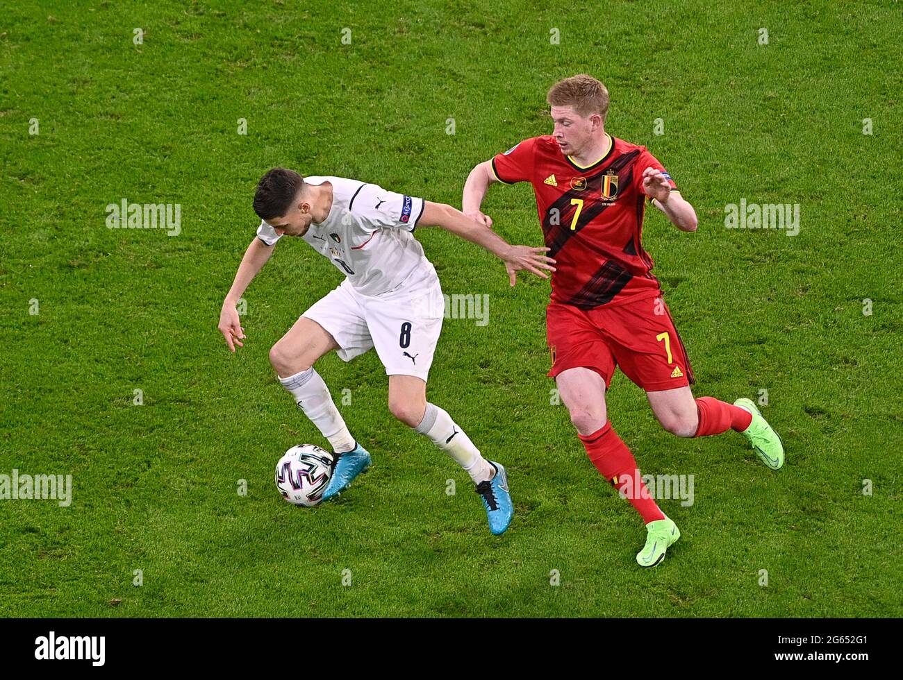 Munchen Germany 02nd July 21 Italian Midfielder Jorginho 8 Pictured In A Duel With Belgian Midfielder Kevin De Bruyne 7 During A Soccer Game During The Quarter Final Euro European Championship