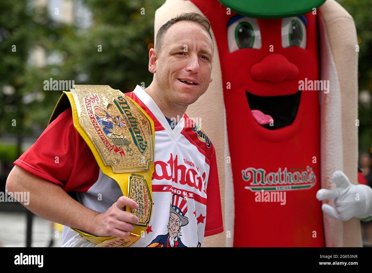 World record holder with 75 hot dogs eaten in 10 minutes, Joey Chestnut ...