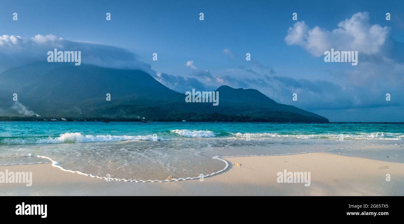 White foamy water waves hi-res stock photography and images - Alamy