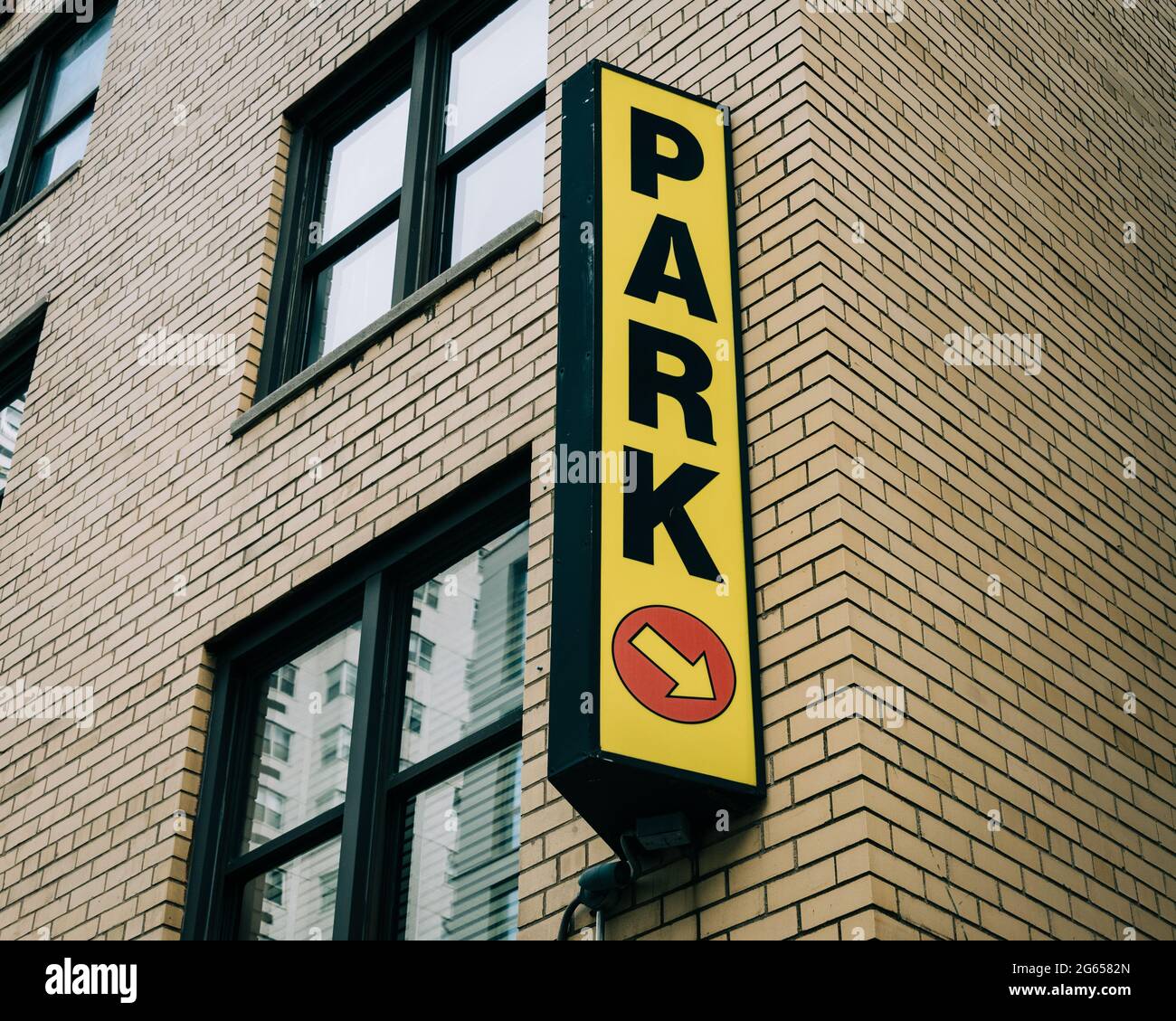 Yellow no parking sign hi-res stock photography and images - Alamy