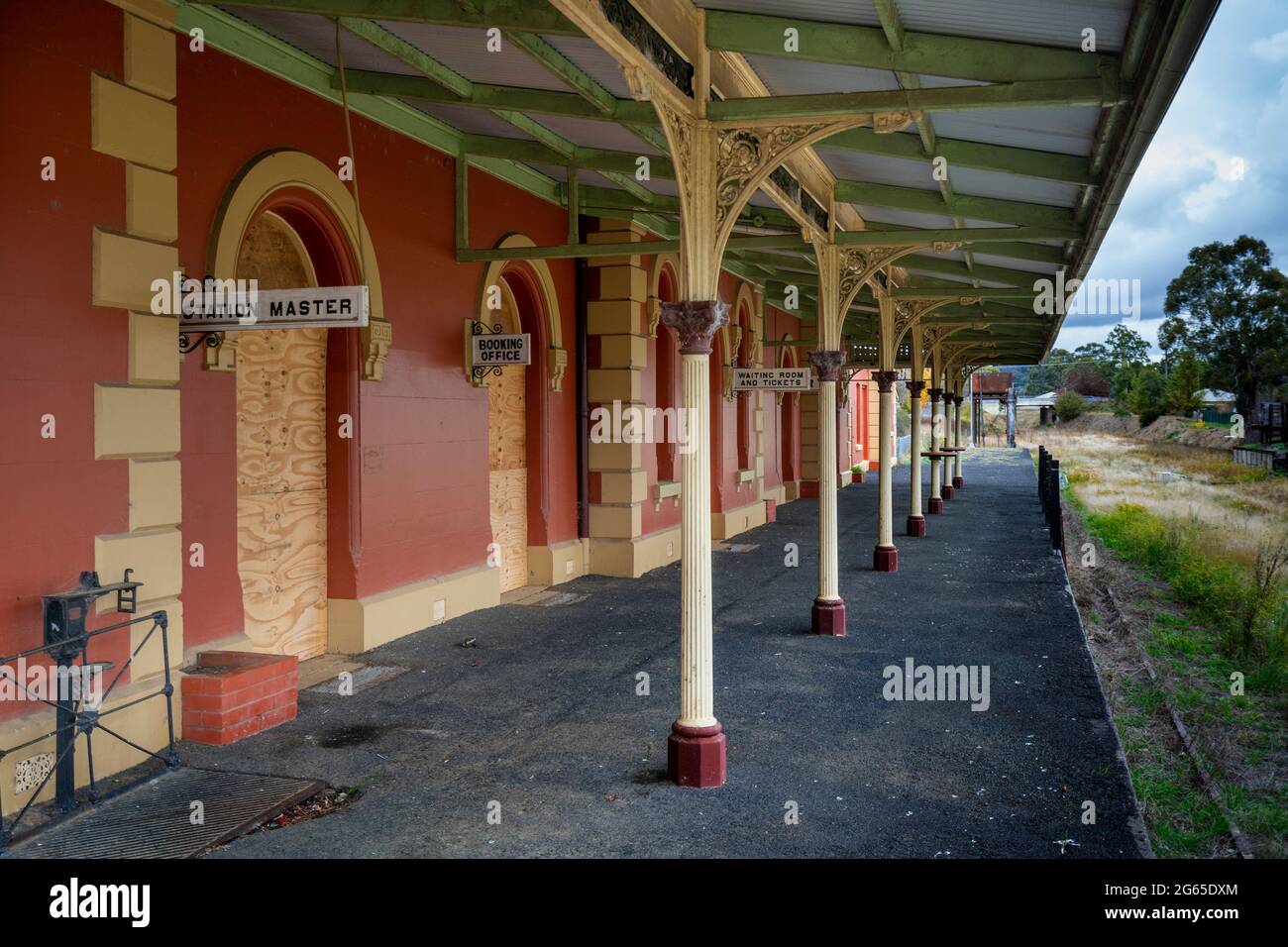 View of the station platform at the now disused Historic Glen Innes Railway Station, Glen Innes, NSW Australia Stock Photo