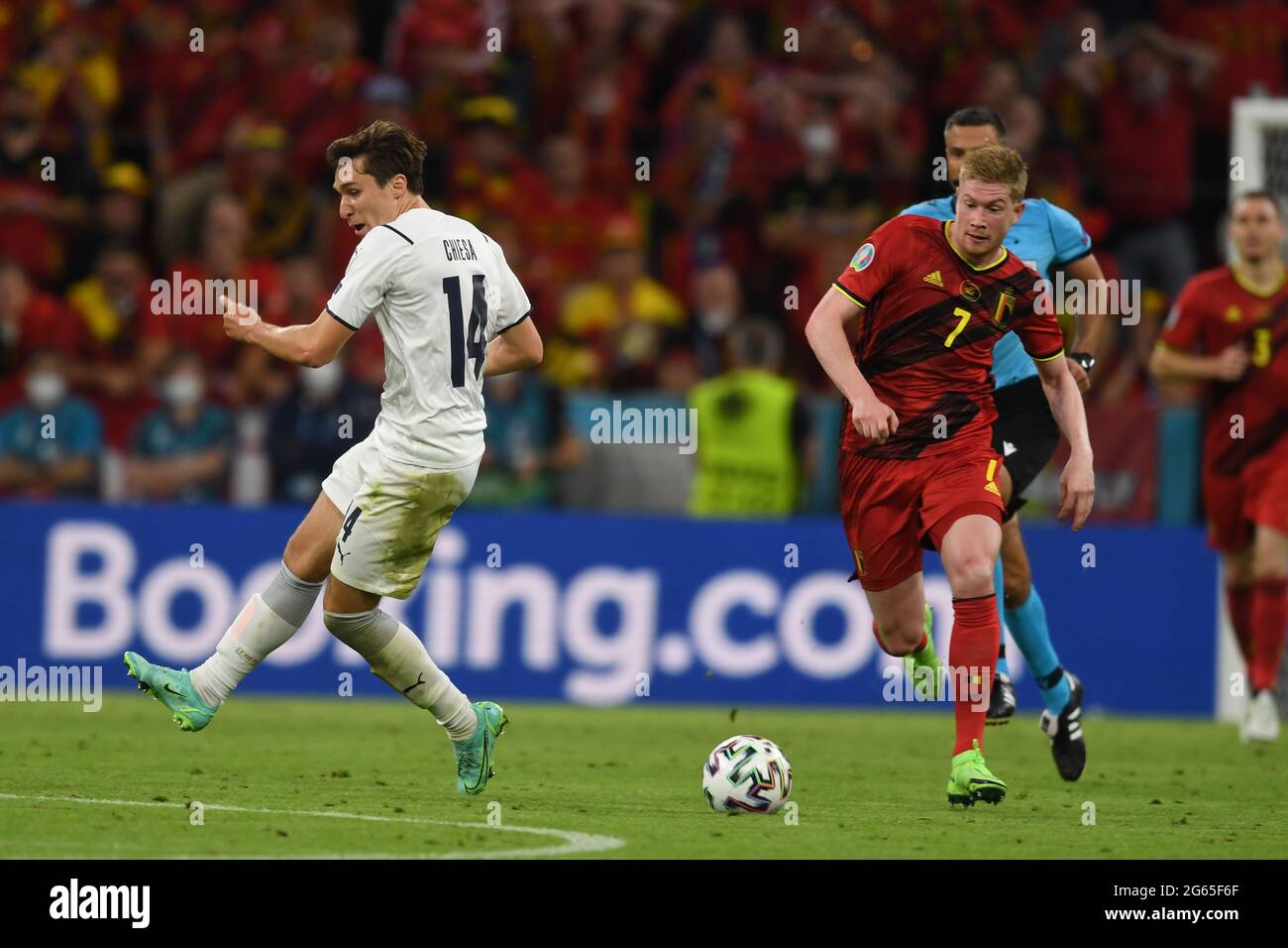Munchen, Germany. 2nd July 2021. Federico Chiesa (Italy)Kevin De Bruyne (Belgium) during the Uefa 'European Championship 2020 Quarter-finals match between Belgium 1-2 Italy at Allianz Arena on July 02, 2021 in Munchen, Germany. Credit: Maurizio Borsari/AFLO/Alamy Live News Stock Photo