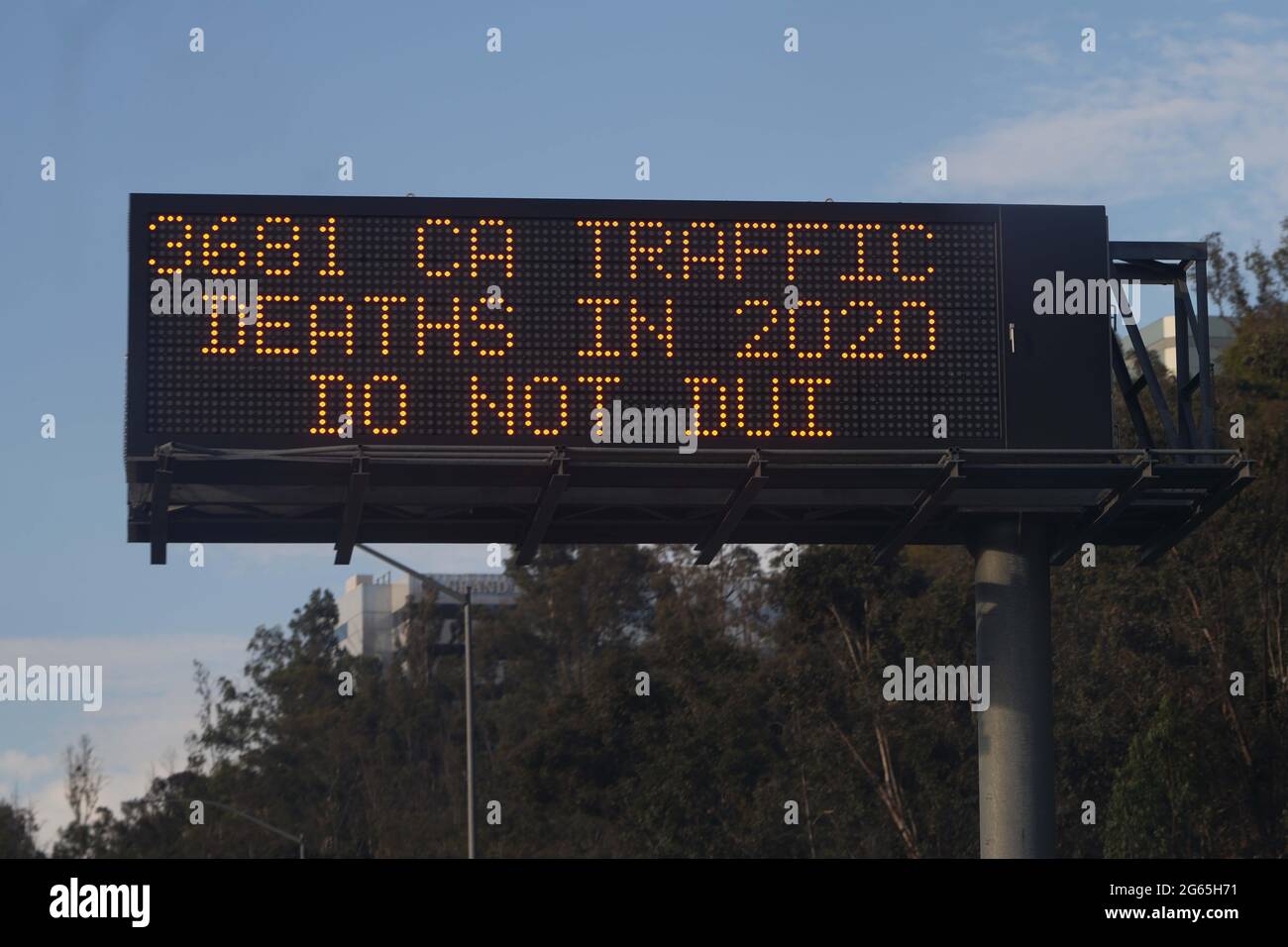 A dui advisory on a caltrans message board on interstate 710 freeway