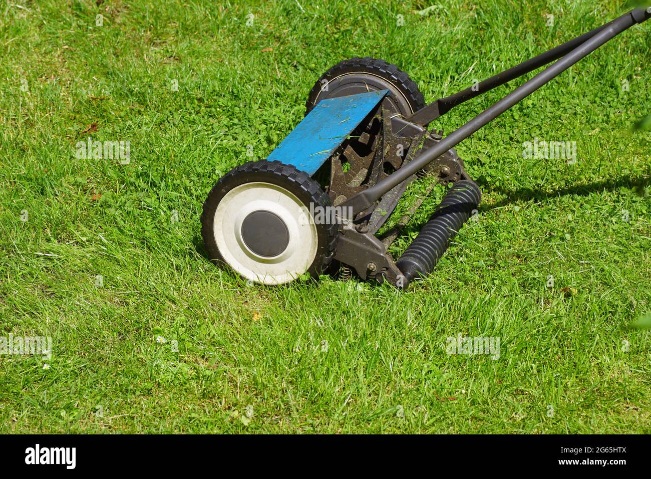Manual grass cutter hi res stock photography and images Alamy