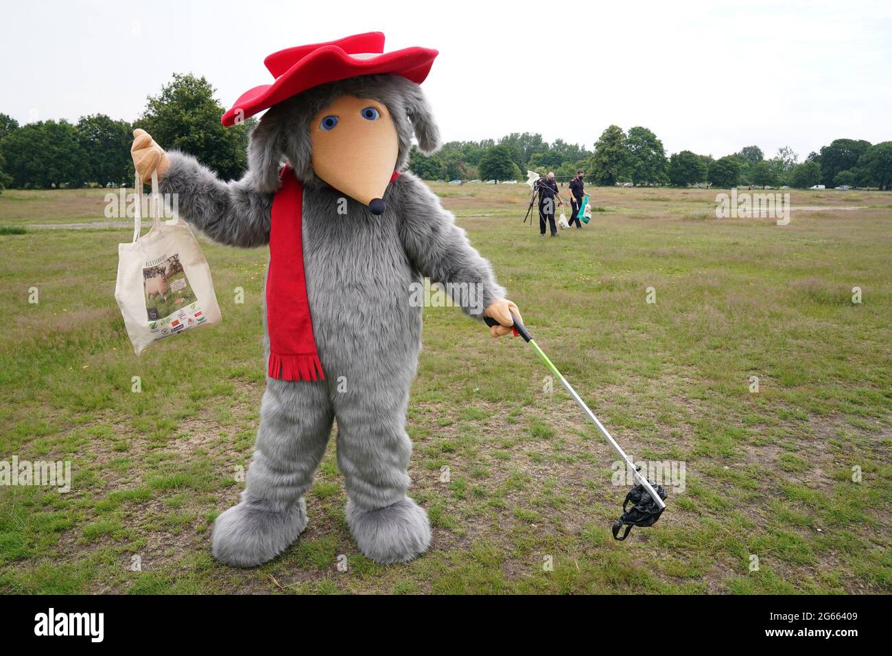 Head Womble Orinoco joined by The Conservation Volunteers during an hour of litterpicking on