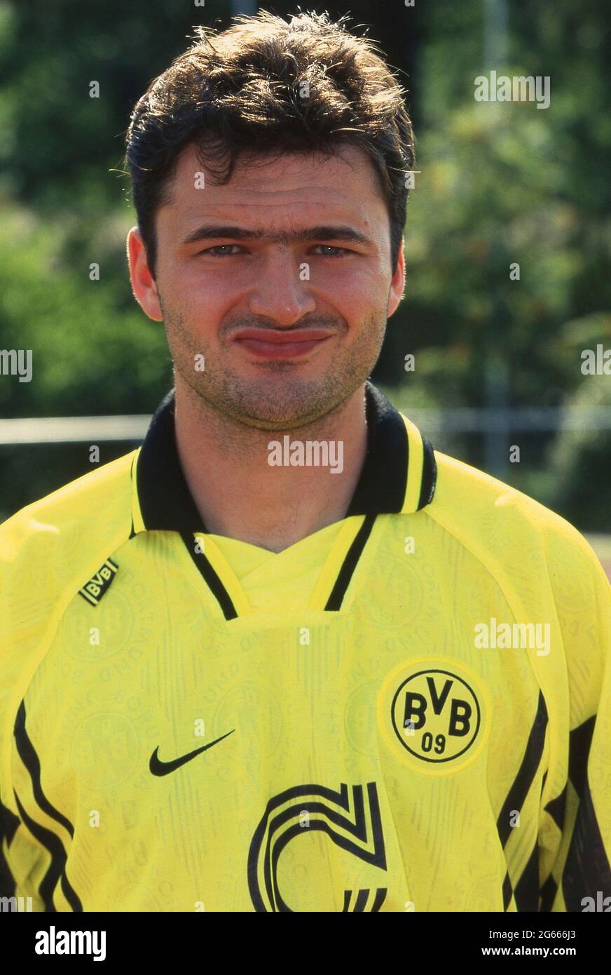 Dortmund, Deutschland. 03rd July, 2021. firo Fuvuball, football, 1st  Bundesliga, season 1996/1997, archive photo, 96/97 archive images, Borussia  Dortmund, BVB, photo opportunity, 1996 Stephane Chapuisat, half, figure,  portrait Credit: dpa/Alamy Live News