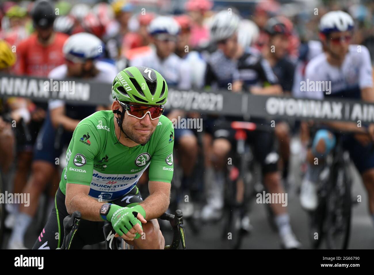 British Mark Cavendish of Deceuninck - Quick-Step wearing the green jersey  of leader in the sprint ranking pictured at the start of stage 8 of the 108  Stock Photo - Alamy