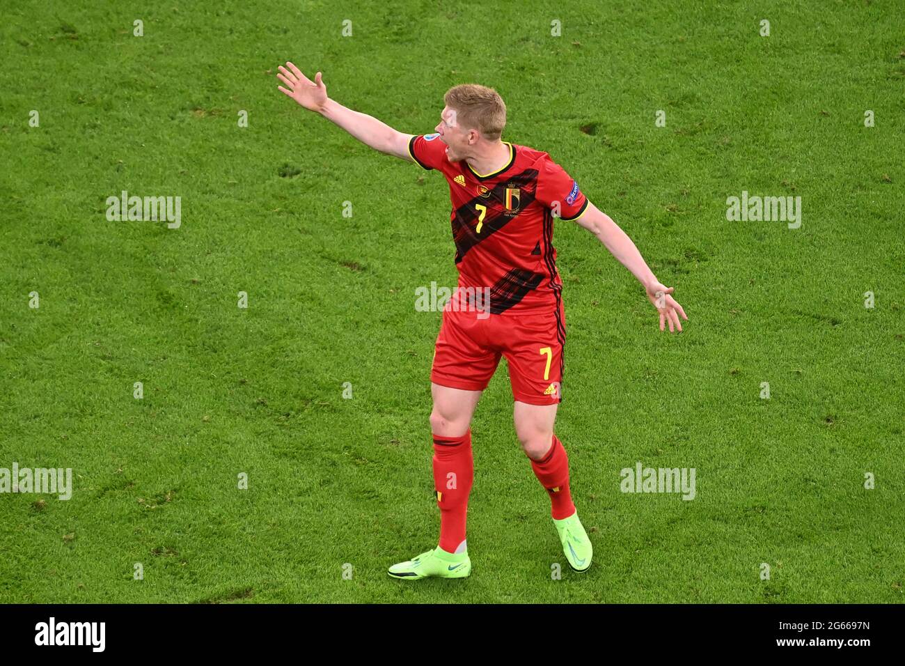 Munich, Deutschland. 02nd July, 2021. Kevin DE BRUYNE (BEL), gesture, gives instructions, action, single action, single image, cut out, whole body shot, whole figure, quarter finals, game M46, Belgium (BEL) - Italy (ITA) 1-2 on 07/02/2021, Arena Muenchen. Football EM 2020 from 06/11/2021 to 07/11/2021. Credit: dpa/Alamy Live News Stock Photo