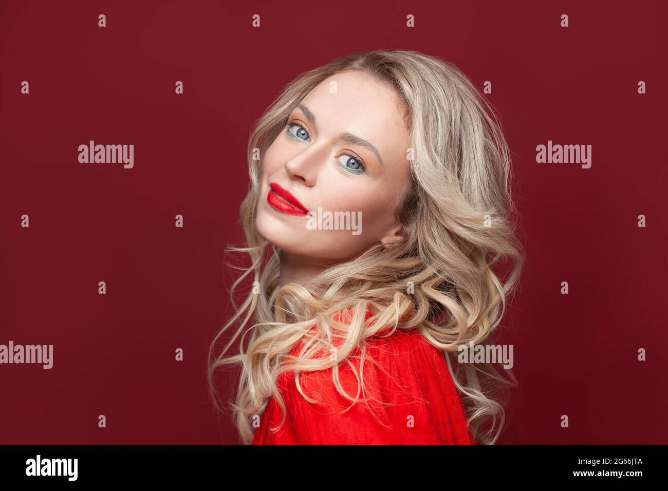Duplikere Egern kardinal Portrait of beautiful happy woman with blonde hair and makeup. Beautiful  blonde lady with bright red lipstick on her lips Stock Photo - Alamy