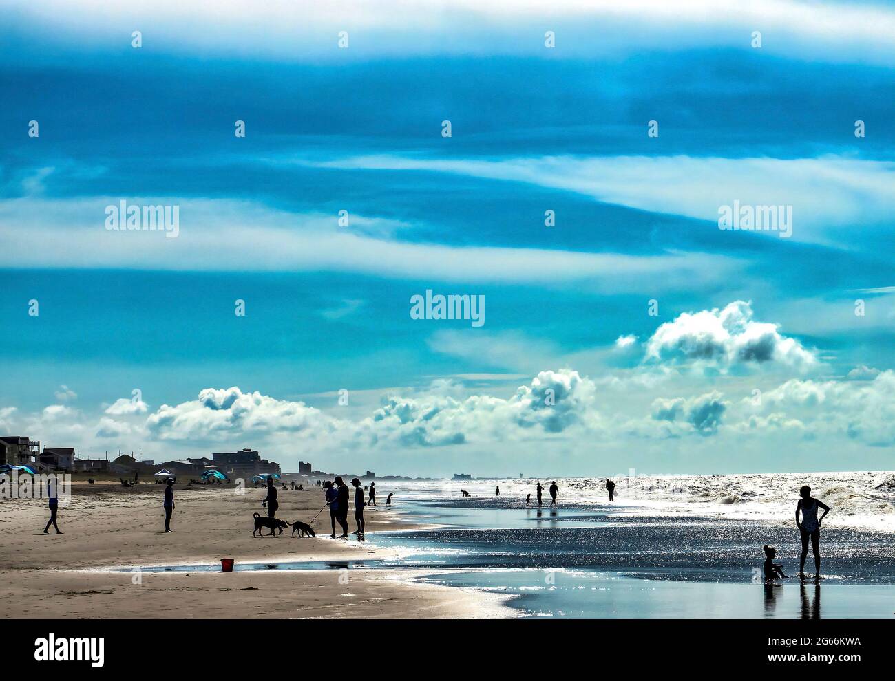 Families at the beach hi-res stock photography and images - Alamy