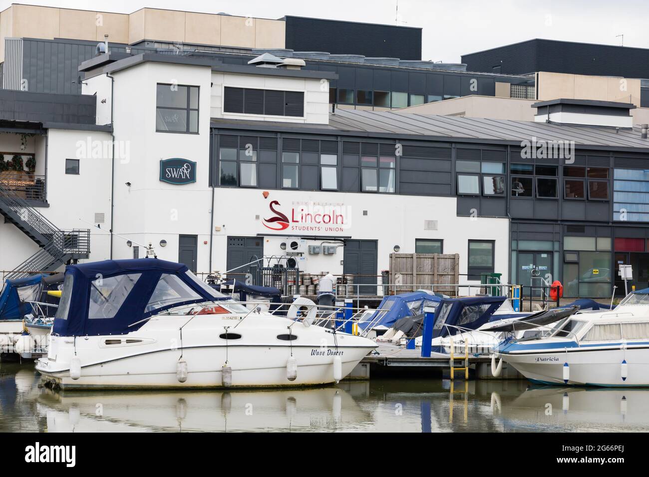 University of lincoln, Students Union Bar on Brayford Pool, with motor boats moored behind. Lincoln, Lincolnshire, England Stock Photo