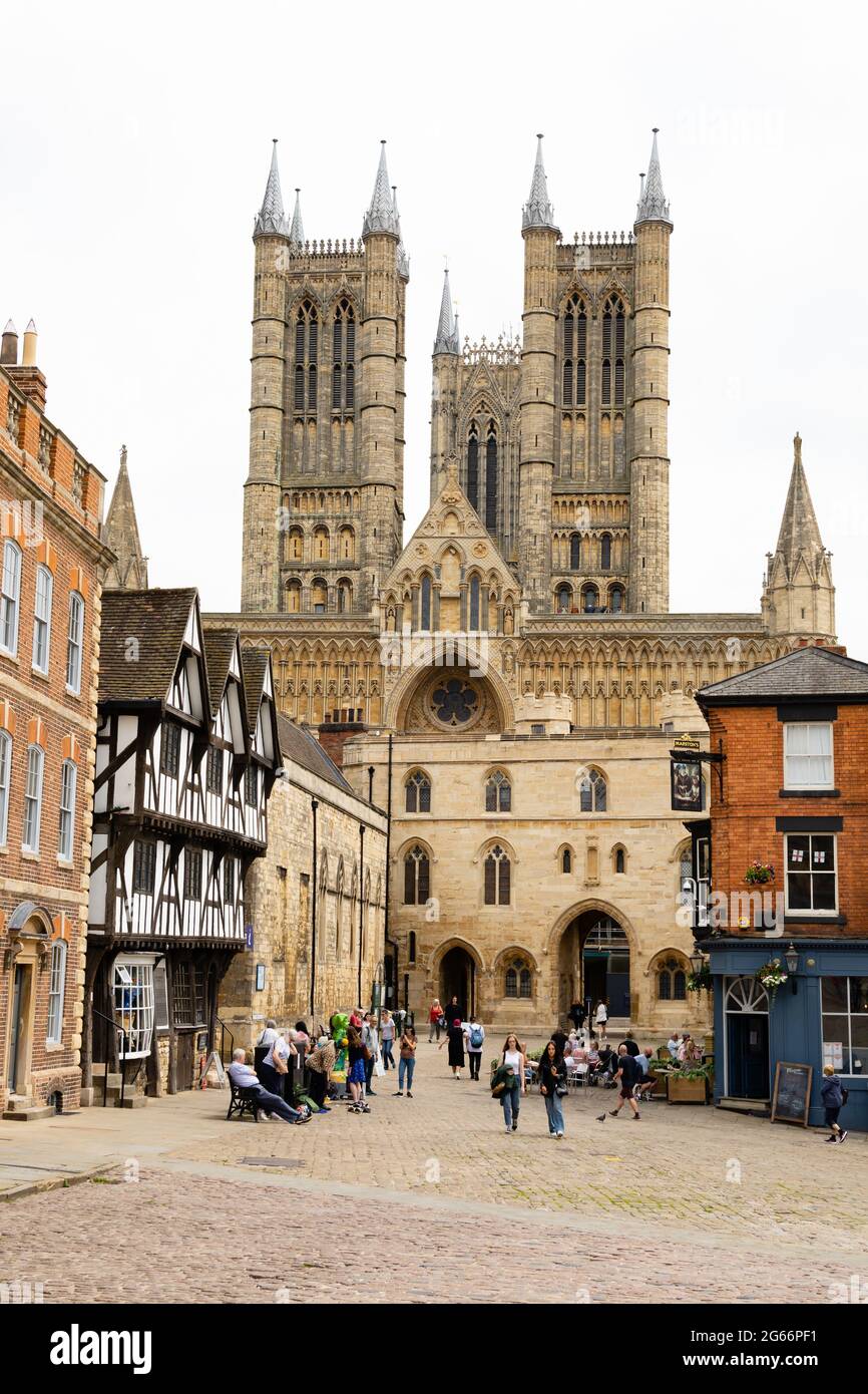 Lincoln Castle Square looking towards Exchequer Gate and the Cathedral. Half timber framed Leigh Pemberton House and the Magna Carta pub are also in v Stock Photo