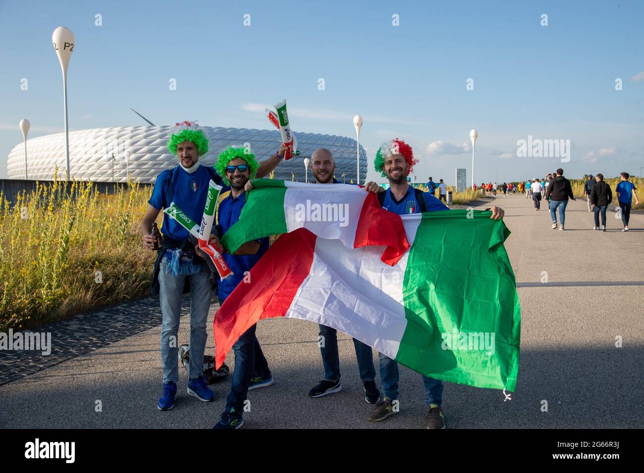 Zum Euro 2020 Spiel Italien gegen Belgien reisen die Fans der beiden Mannschaften am 2. Juli 2021 zur Allianz Arena in München an. Der Sieger wird sich für das Halbfinale qualifizieren. * Fans before the Euro 2020 match between Italy and Belgium in the Allianz Alrena in Munich, Germany on July 2, 2021. (Photo by Alexander Pohl/Sipa USA) Stock Photo