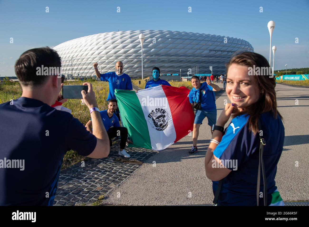 Italienische Fans schießen noch ein Erinnerungsfoto vor dem Stadion. Zum  Euro 2020 Spiel Italien gegen Belgien reisen die Fans der beiden  Mannschaften am 2. Juli 2021 zur Allianz Arena in München an.