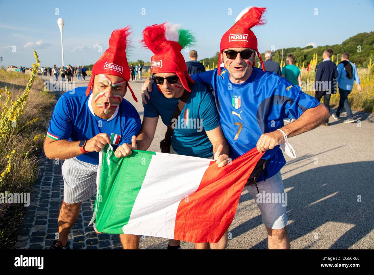 Zum Euro 2020 Spiel Italien gegen Belgien reisen die Fans der beiden Mannschaften am 2. Juli 2021 zur Allianz Arena in München an. Der Sieger wird sich für das Halbfinale qualifizieren. * Fans before the Euro 2020 match between Italy and Belgium in the Allianz Alrena in Munich, Germany on July 2, 2021. (Photo by Alexander Pohl/Sipa USA) Credit: Sipa USA/Alamy Live News Stock Photo