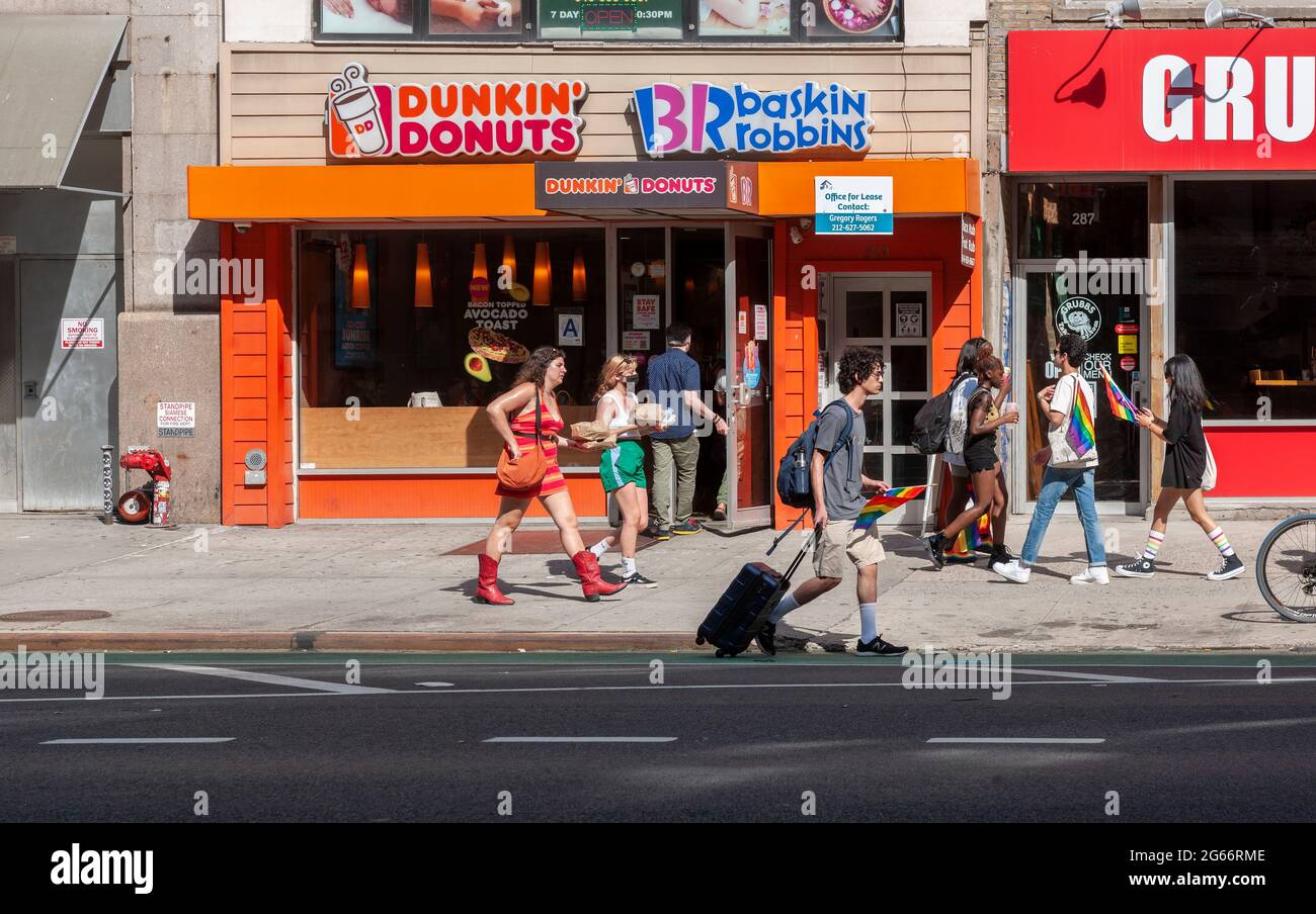 A Dunkin’, née Dunkin’ Donuts, and Baskin Robbins franchise in Chelsea in New York on Sunday, June 27, 2021.  (© Richard B. Levine) Stock Photo