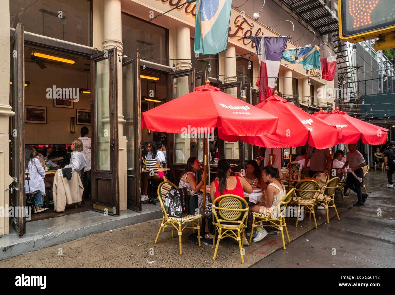 Al fresco dining at Felix in Soho in New York on Saturday, June 26, 2021. (© Richard B. Levine