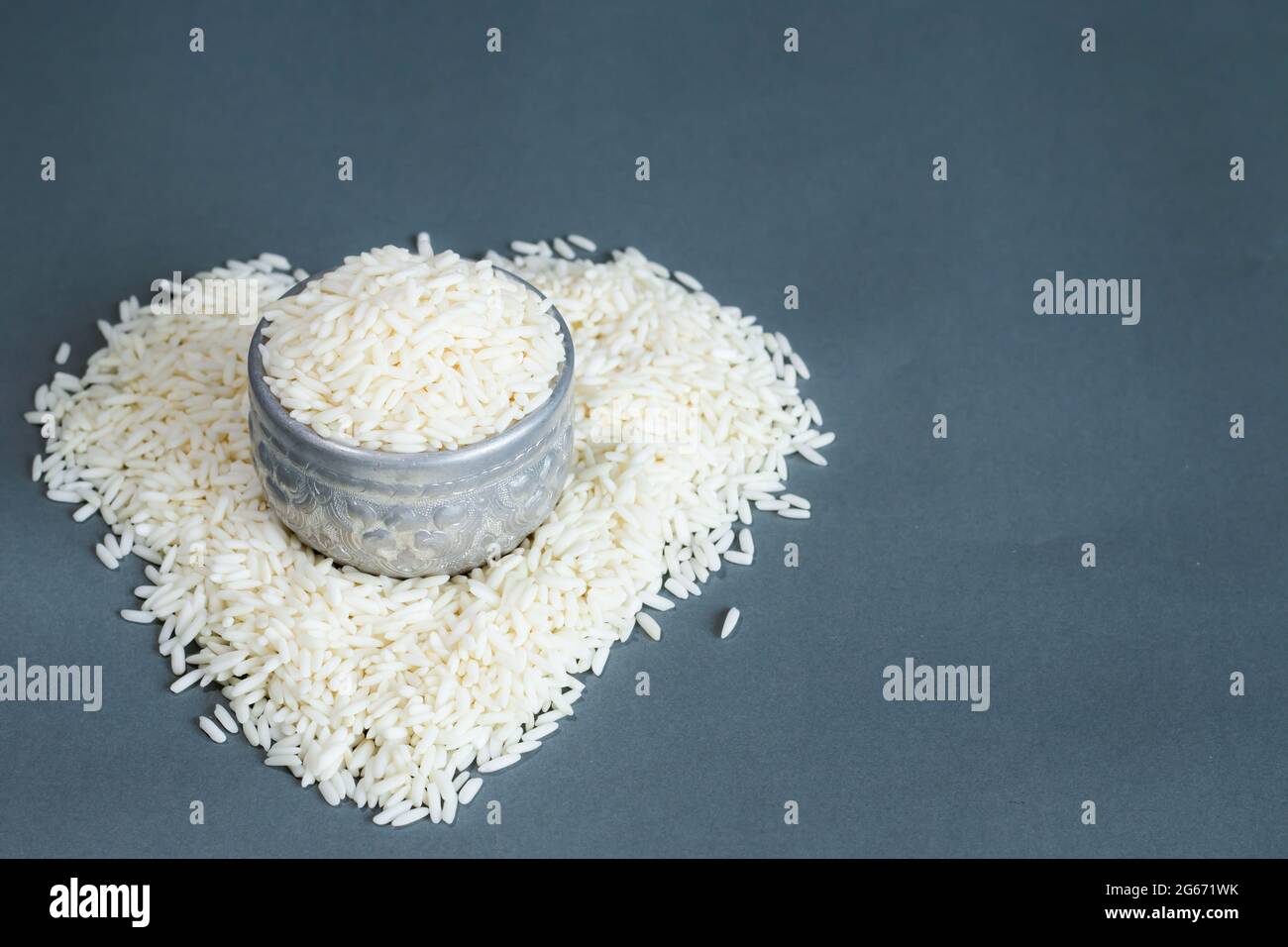 https://c8.alamy.com/comp/2G671WK/thai-sticky-rice-in-a-silver-container-on-a-gray-background-copy-space-2G671WK.jpg