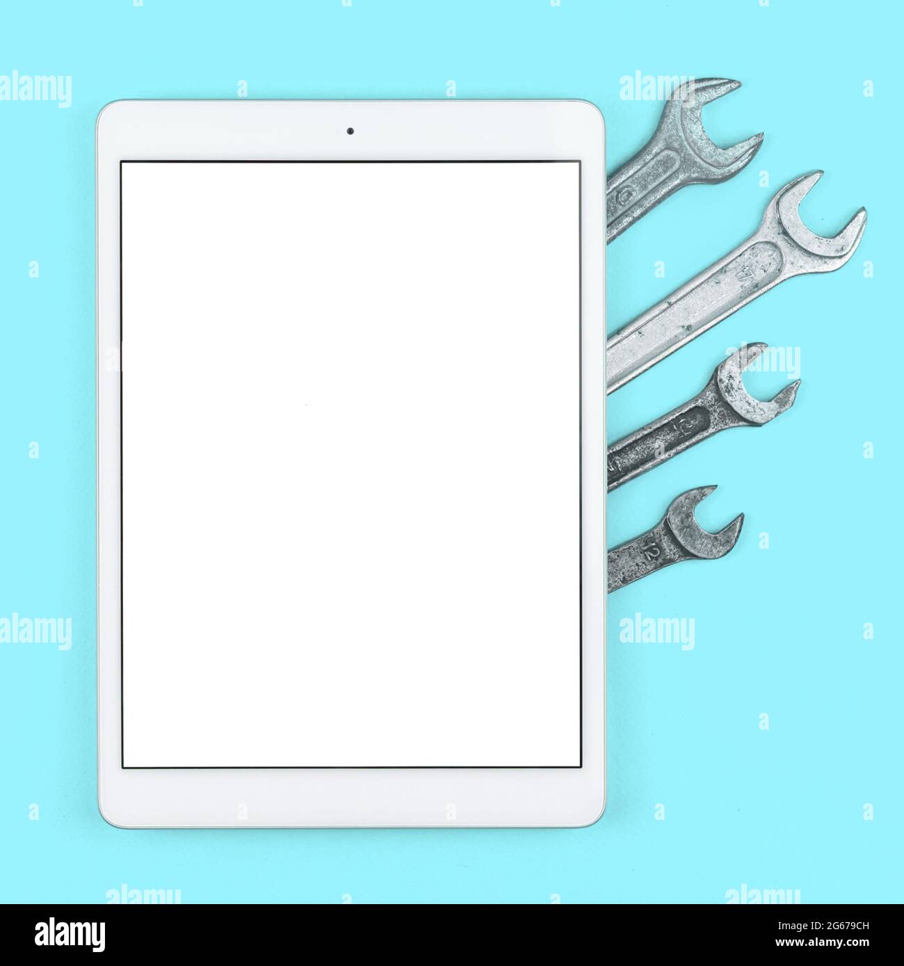 Workshop mockup screen, tablet with blank white screen on bright office table, top view, flat lay and copy space Stock Photo