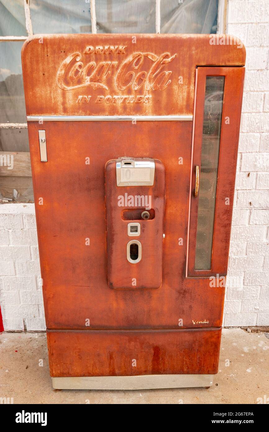 old rusty Coca Cola dispenser machine Route 66 Texas Stock Photo - Alamy