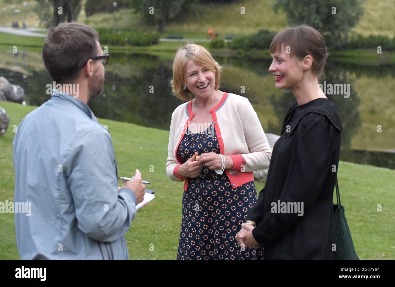 Munich, Germany. 21st May, 2015. Actress Corinna Harfouch (m) and director Katharina Marie Schubert (r) talk to journalist Philipp Crone (l) before the premiere of the film 'The Girl with the Golden Hands' at the Munich International Film Festival in front of the Kino am Olympiasee (open air). Credit: Felix Hörhager/dpa/Alamy Live News Stock Photo