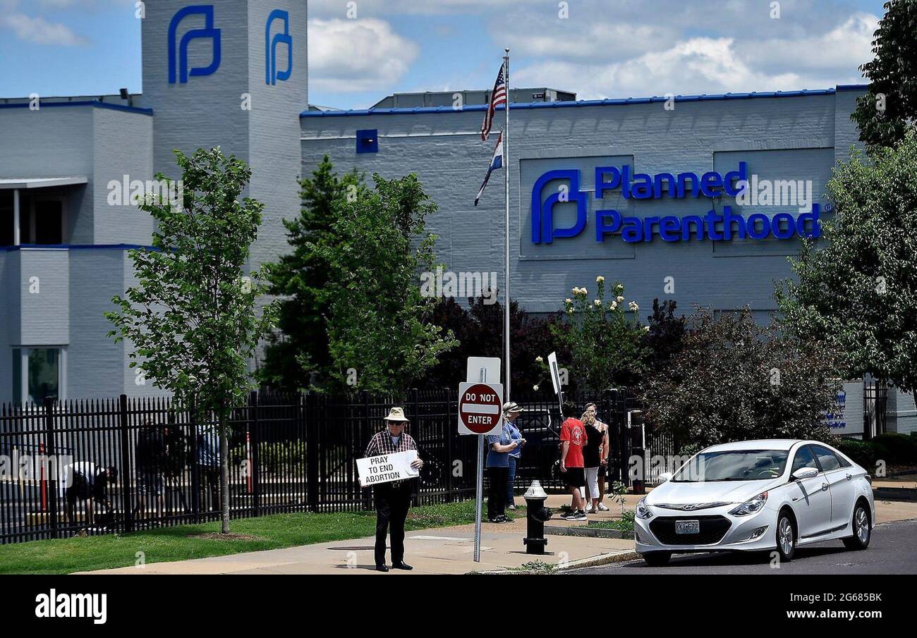 St. Louis, USA. 30th May, 2020. At the Planned Parenthood clinic in St. Louis, anti-abortion protesters stand in front of the clinic on May 30, 2019. Restrictions on abortion in Missouri and other neighboring states has made Kansas a regional spot for women seeking to end their pregnancies. (Photo by Jill Toyoshiba/The Kansas City Star/TNS/Sipa USA) Credit: Sipa USA/Alamy Live News Stock Photo