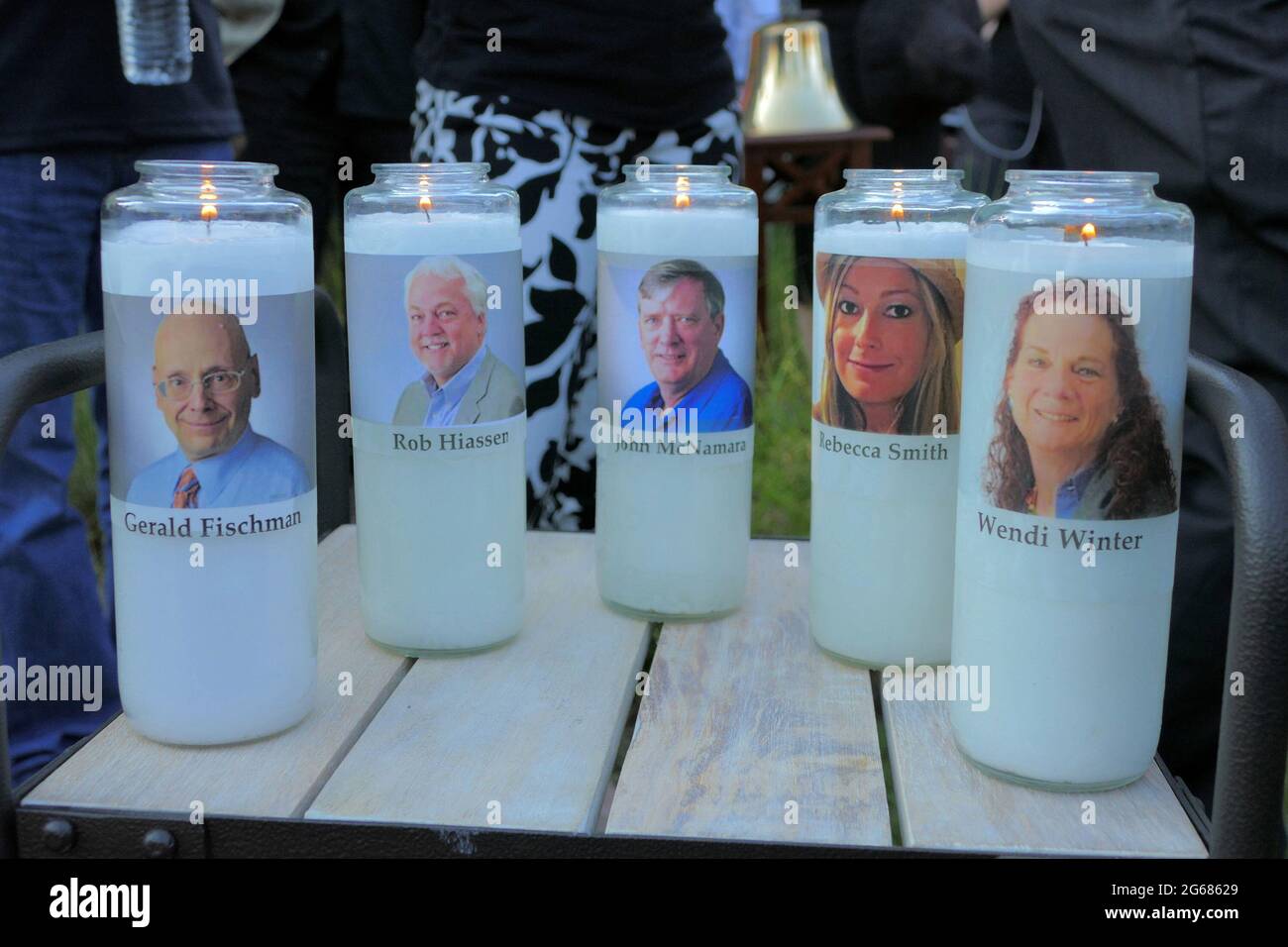 Annapolis, USA. 29th June, 2018. Candles honoring Gerald Fischman, Rob Hiassen, John McNamara, Rebecca Smith, and Wendi Winters flicker as the sun sets during a candlelight vigil on June 29, 2018, at Annapolis Mall for the five Capital Gazette employees slain during a shooting spree in their newsroom. (Photo by Karl Merton Ferron/Baltimore Sun/TNS/Sipa USA) Credit: Sipa USA/Alamy Live News Stock Photo