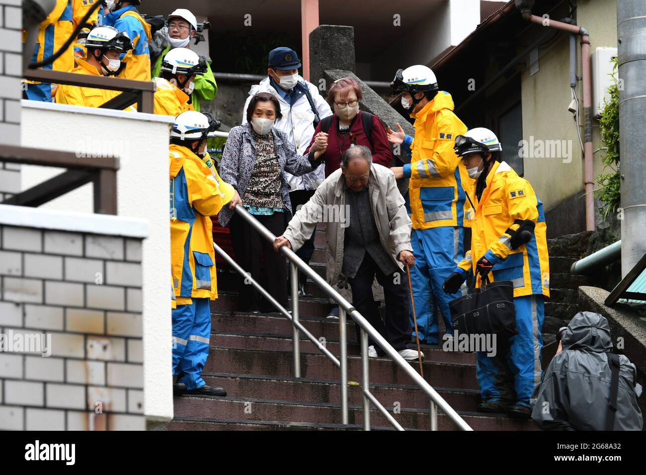 Shizuoka, Japan. 4th July, 2021. Rescuers help to transfer local citizens after a mudslide in Atami, Shizuoka prefecture, Japan, July 4, 2021. Two people were dead and about 20 others remained missing on Saturday following a massive mudslide triggered by torrential rain in central Japan, local authorities said. Credit: Hua Yi/Xinhua/Alamy Live News Stock Photo