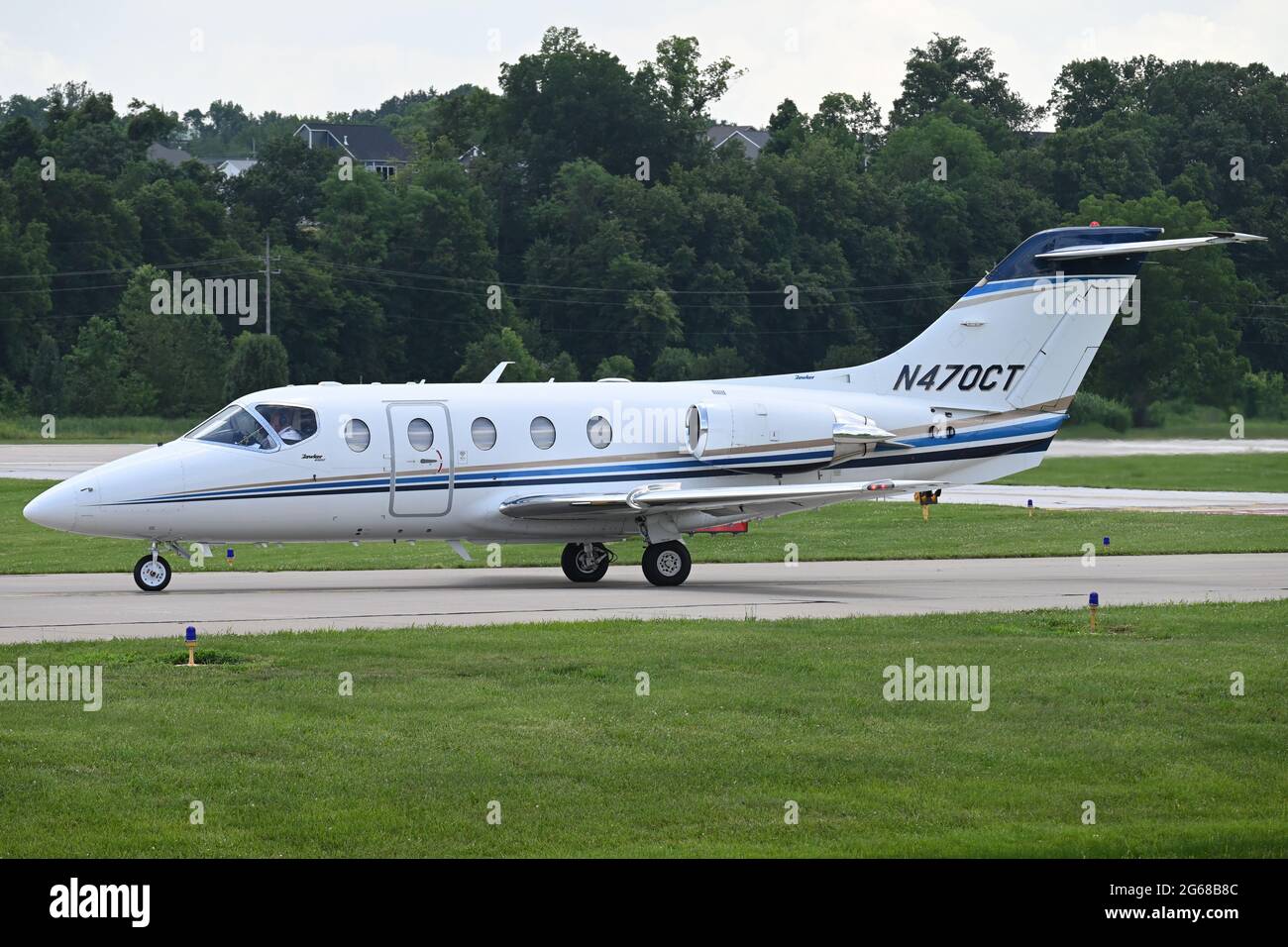 Wheels up hi-res stock photography and images - Alamy