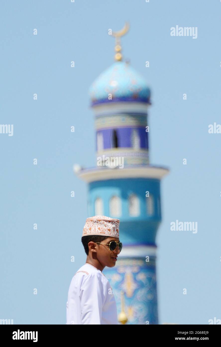 OMAN. MUTRAH. YOUNG OMANESE MAN WITH HIS KUMA IN FRONT OF THE MOSQUE. Stock Photo