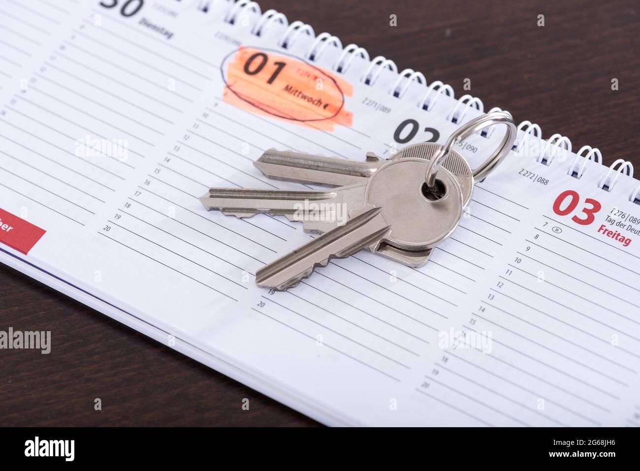 House keys on calendar showing the effective day of lease Stock Photo ...