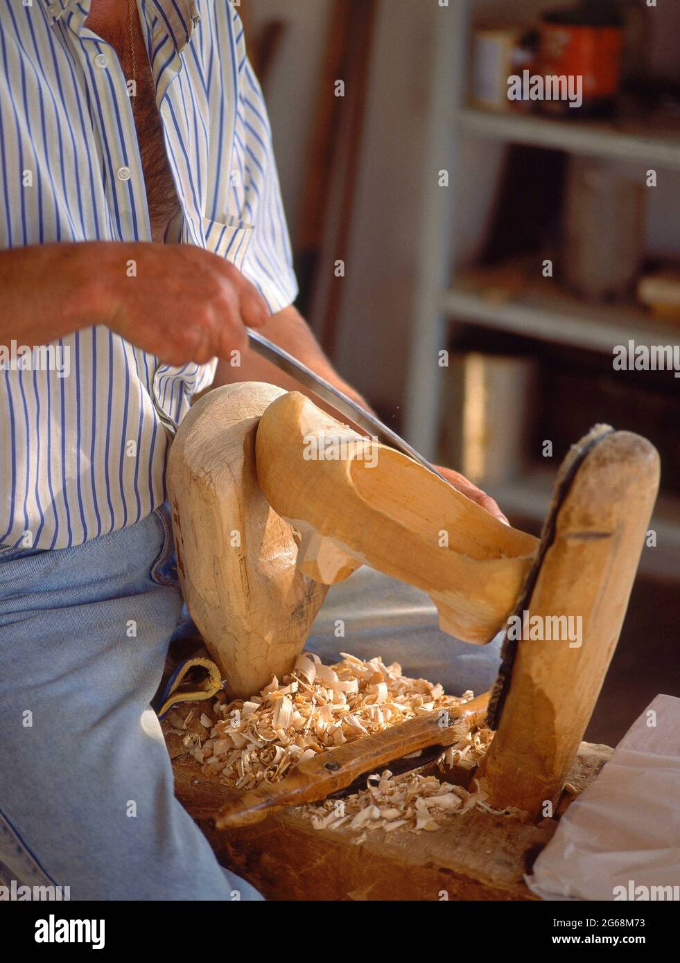 TALLER-ARTESANO LIMANDO ZUECO O ALMADREÑA. Location: TALLER ARTESANAL.  LLAMAS DE MOURO. ASTURIAS. SPAIN Stock Photo - Alamy