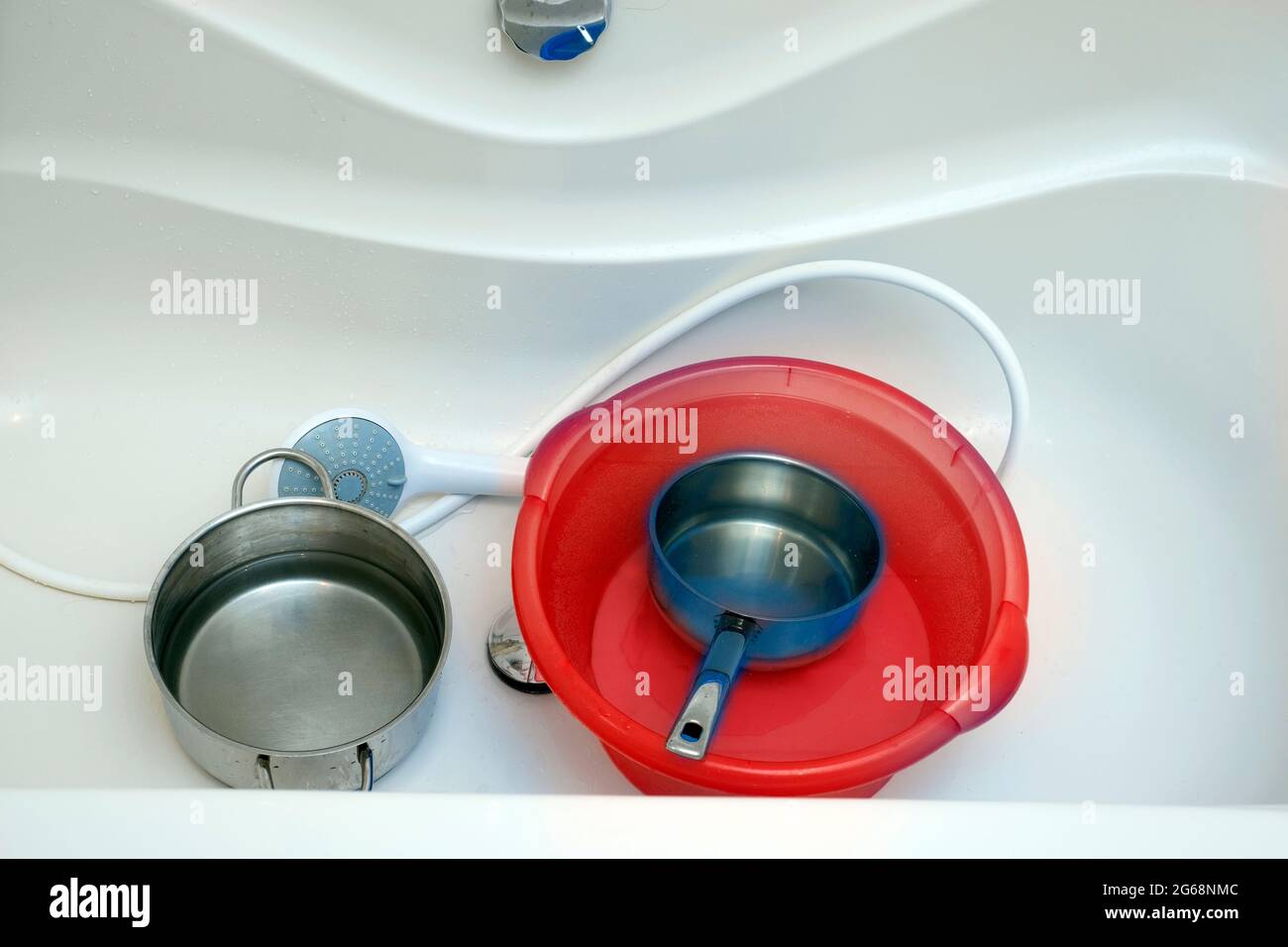 Basin or casserole full of water on a bottom of bath Stock Photo Alamy