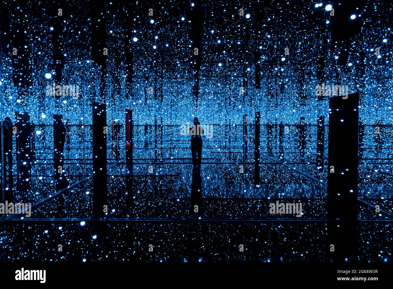 'Infinity Mirrored Room - Filled with the Brilliance of Life' at Yayoi Kusama Infinity Mirror Rooms exhibition 2021 at the Tate Modern, London, UK Stock Photo