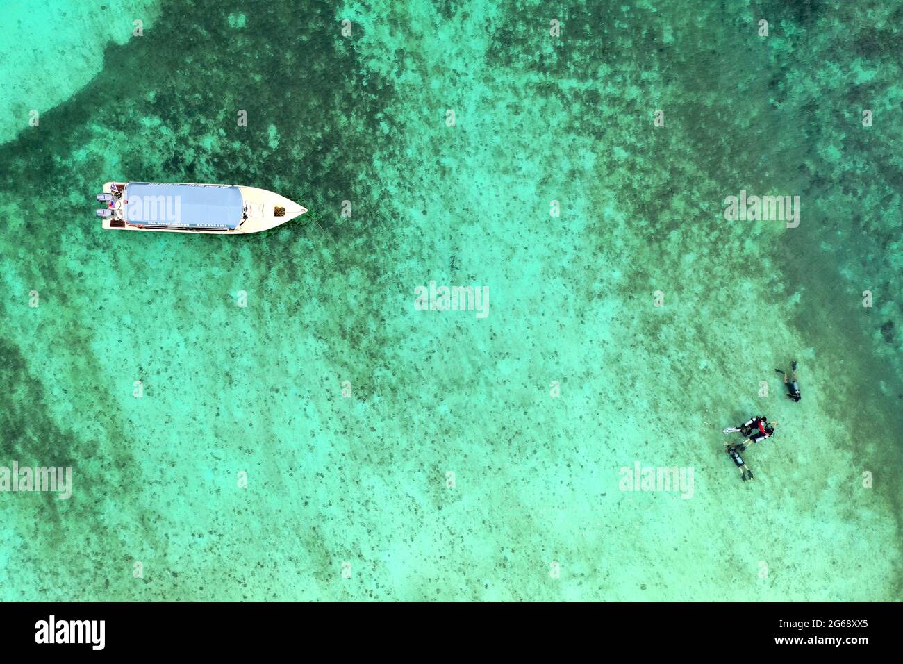 Aerial view snorkel hi-res stock photography and images - Alamy